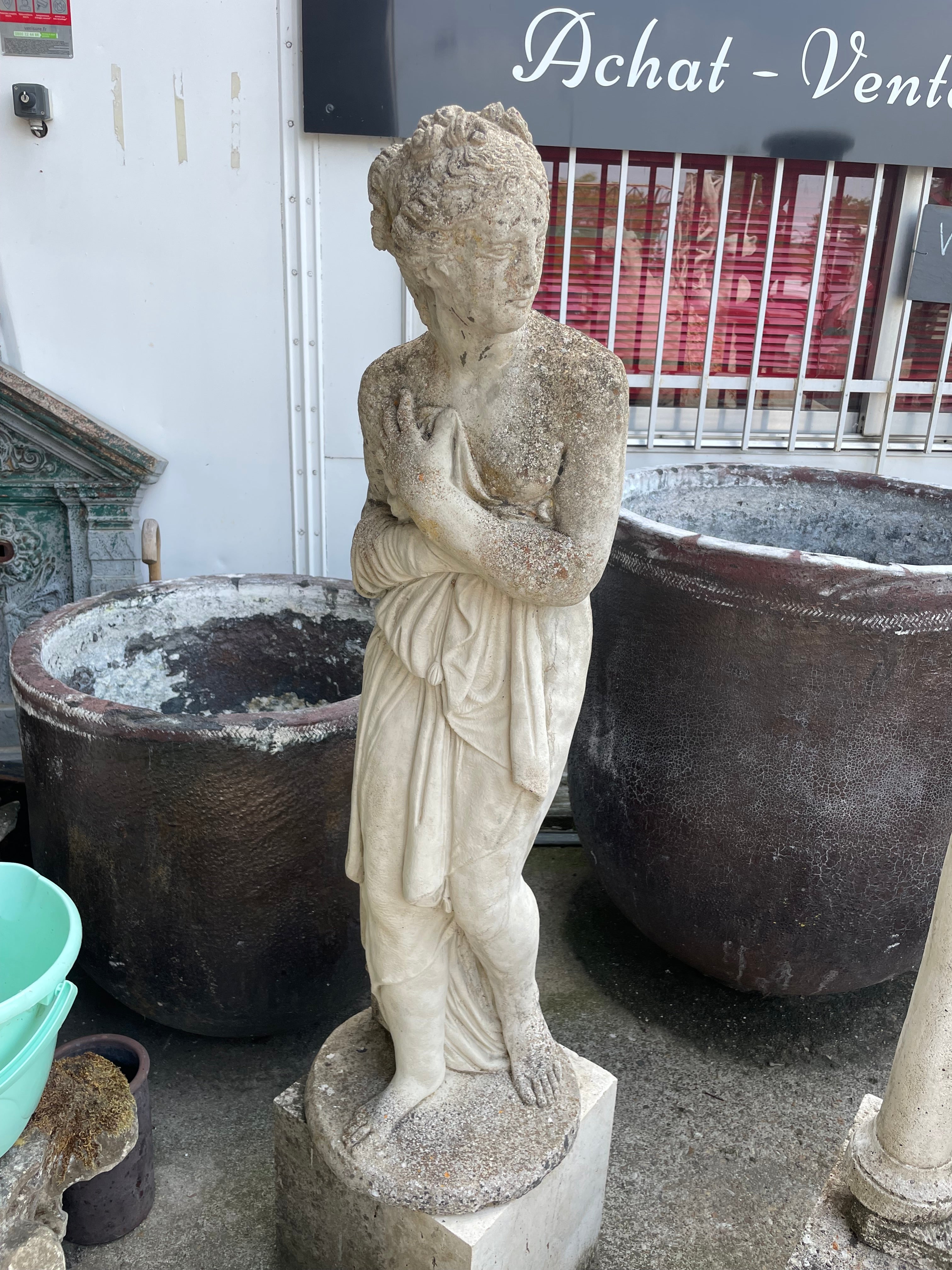 Grande statue de jardin en pierre reconstituée femme à l’antique