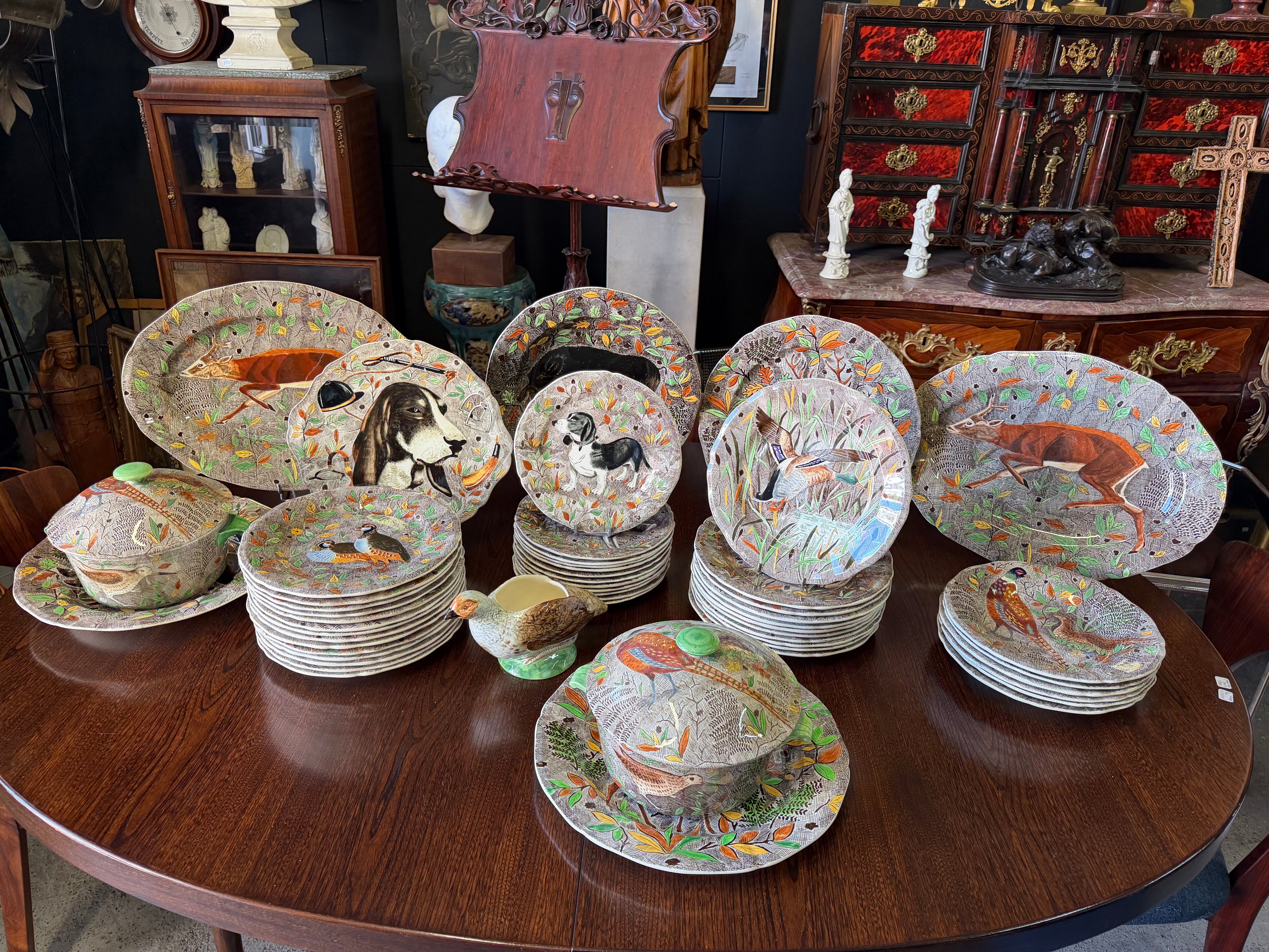GIEN - MODÈLE RAMBOUILLET - SERVICE DE TABLE EN FAÏENCE DE GIEN DÉCOR DE CHASSE 53 PIÈCES