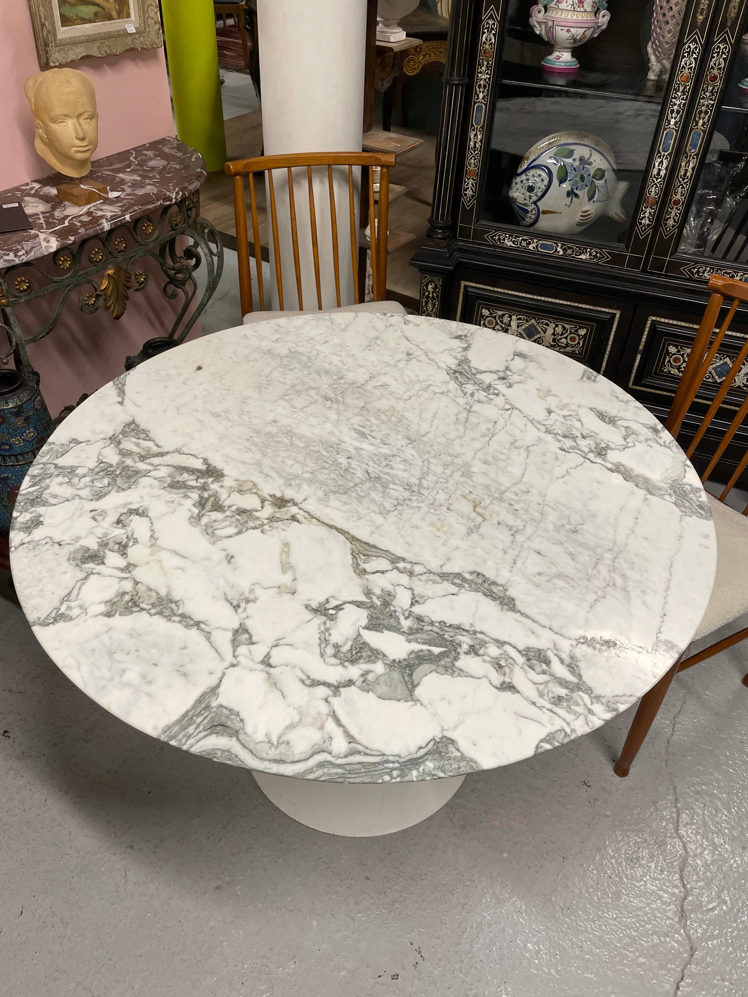 Table Knoll Eero Saarinen Modèle Tulipe En Marbre 107 Cm