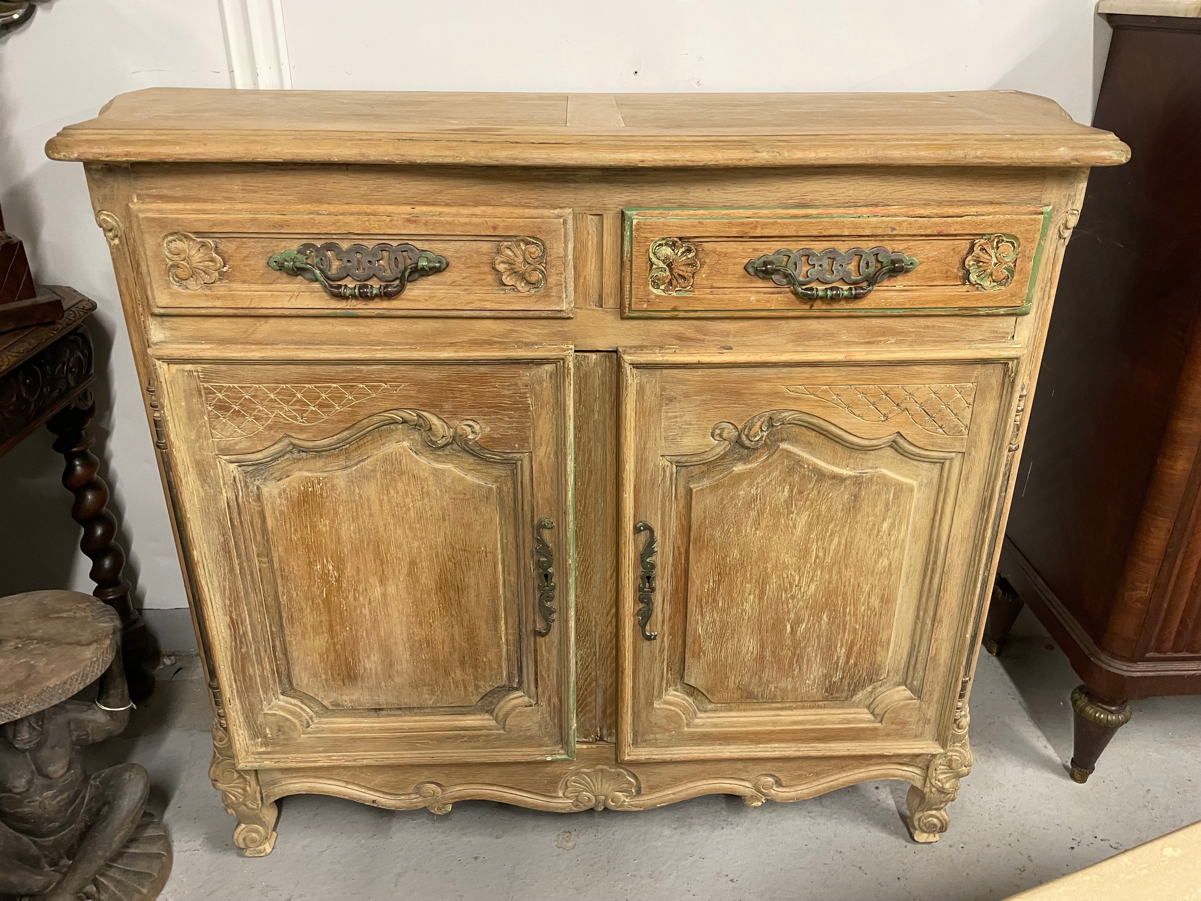 Buffet rustique en chêne sablé style Louis XV