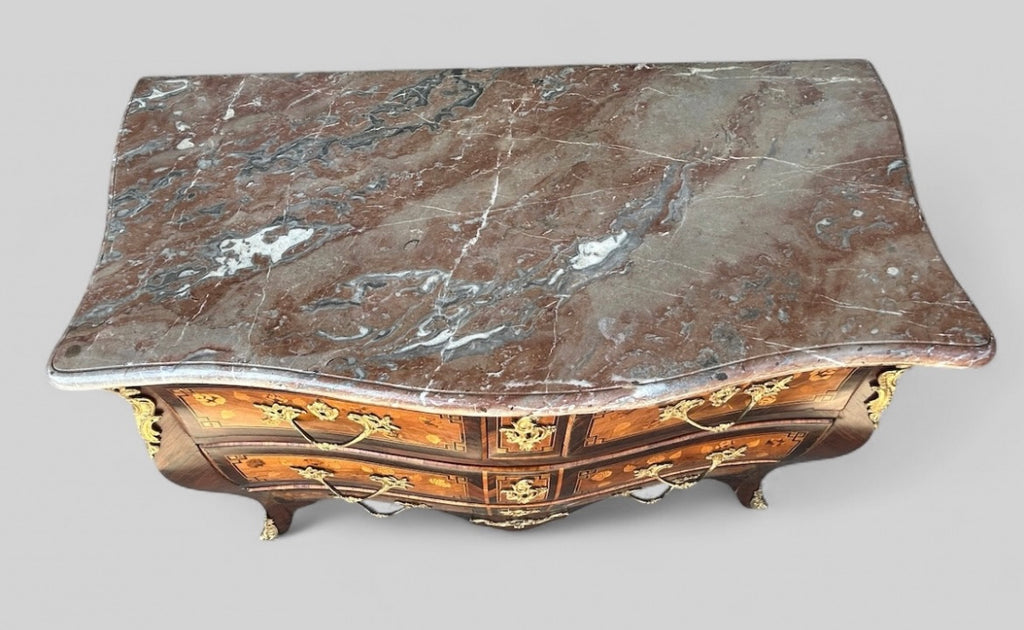 Commode tombeau Louis XV en marqueterie de fleurs d’époque XVIIIème siècle