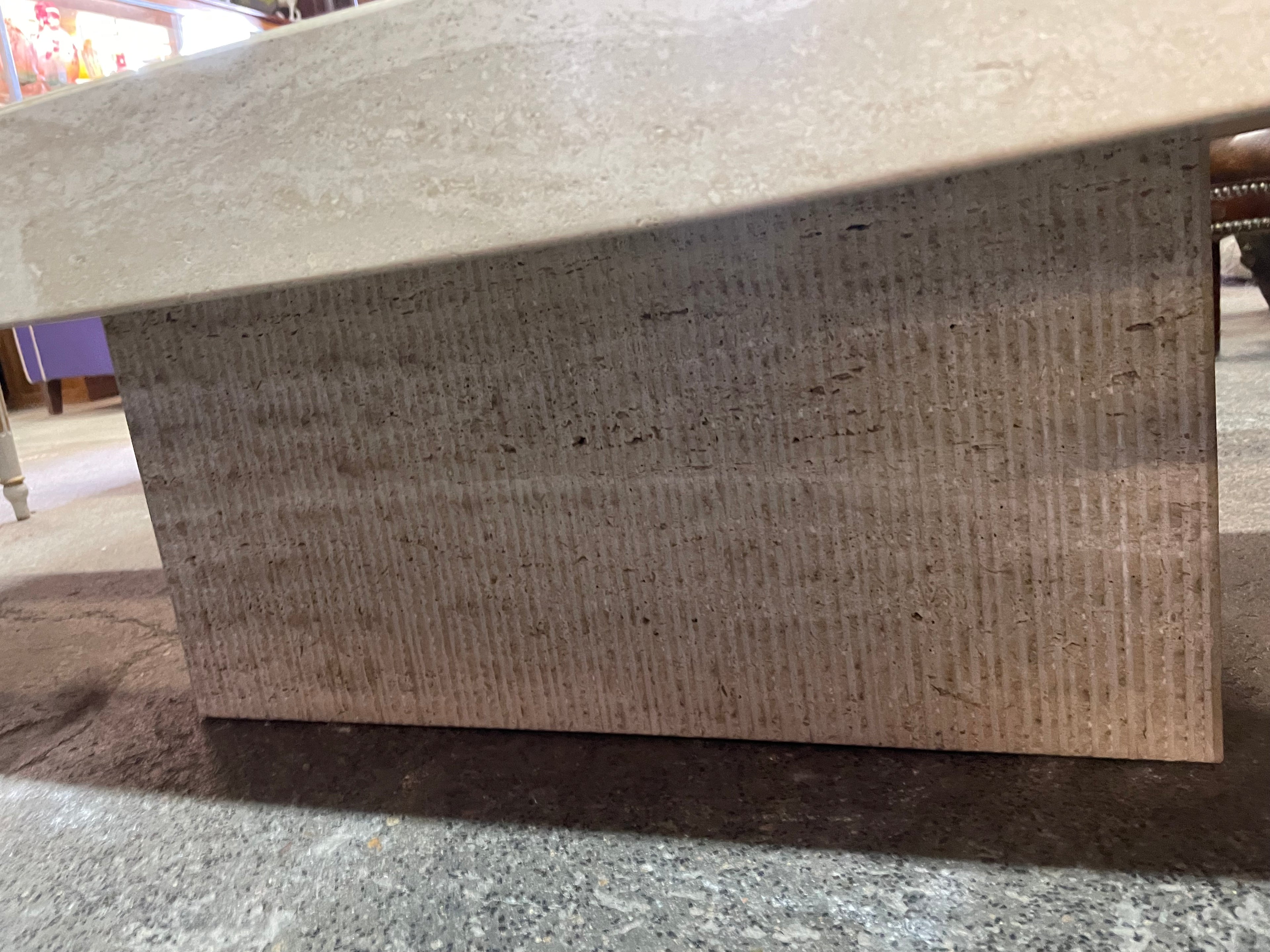 Grande table basse en travertin époque fin XXème