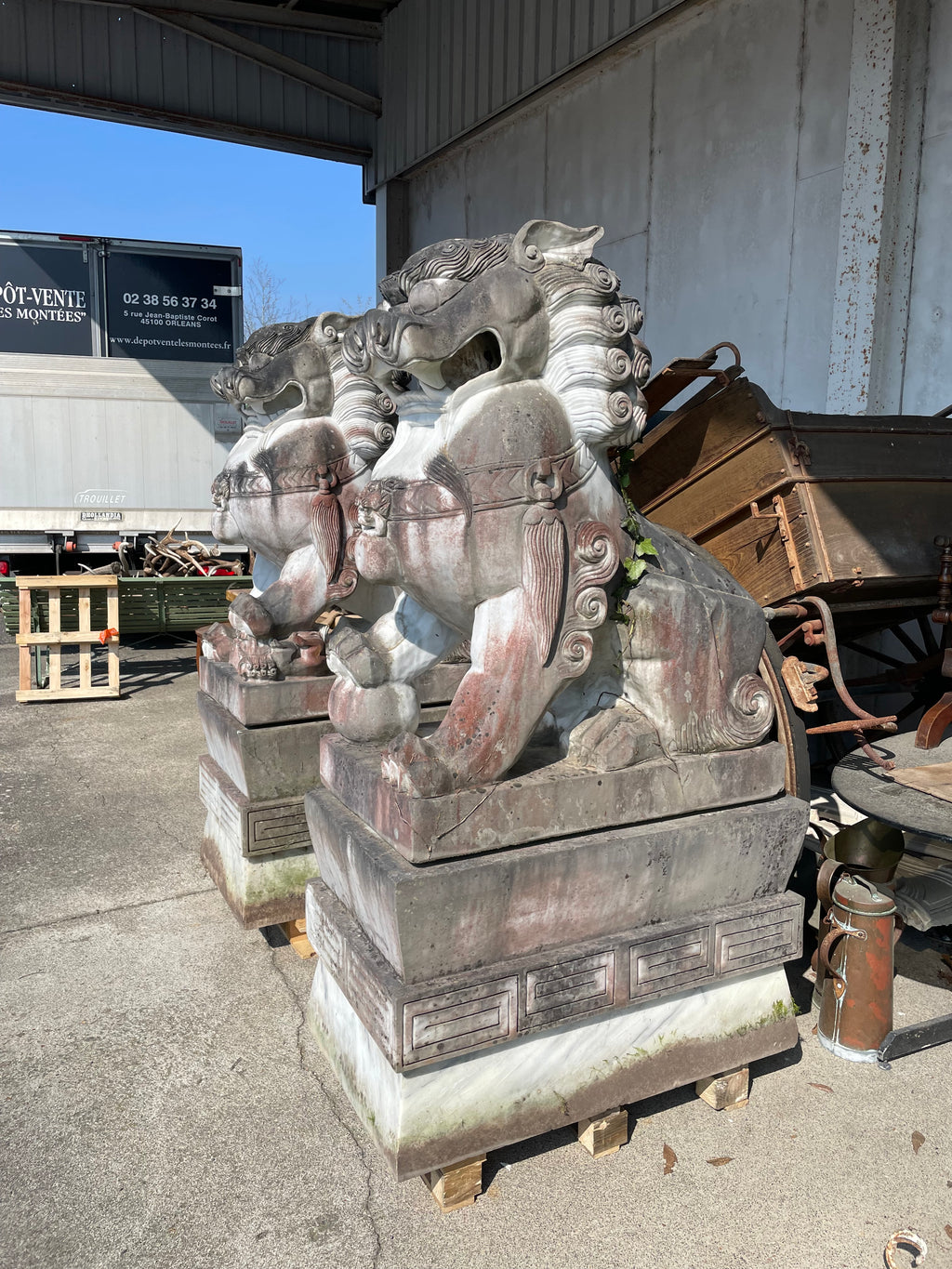 IMPORTANTE PAIRE DE CHIENS DE FÔ GARDIENS DE TEMPLE SCULPTURE EN MARBRE HAUTEUR 180 CM