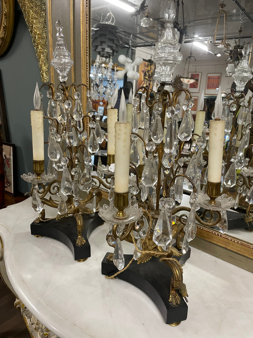 Paire de girandoles en bronze doré et cristal