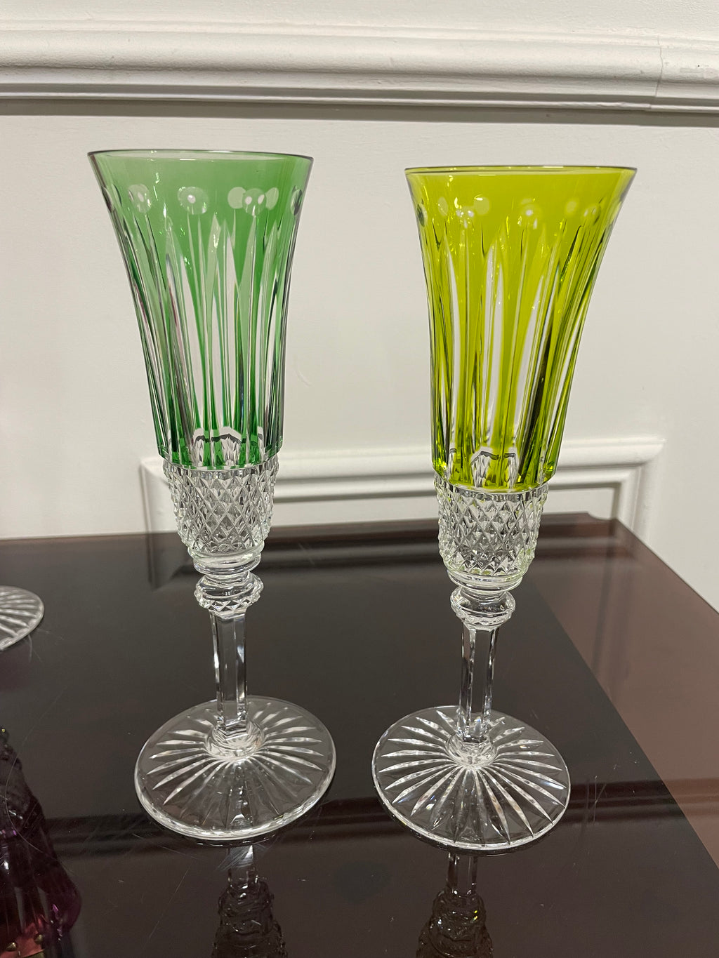 6 FLÛTES À CHAMPAGNE EN CRISTAL DE COULEUR SAINT LOUIS MODÈLE TOMMY H: 20,5