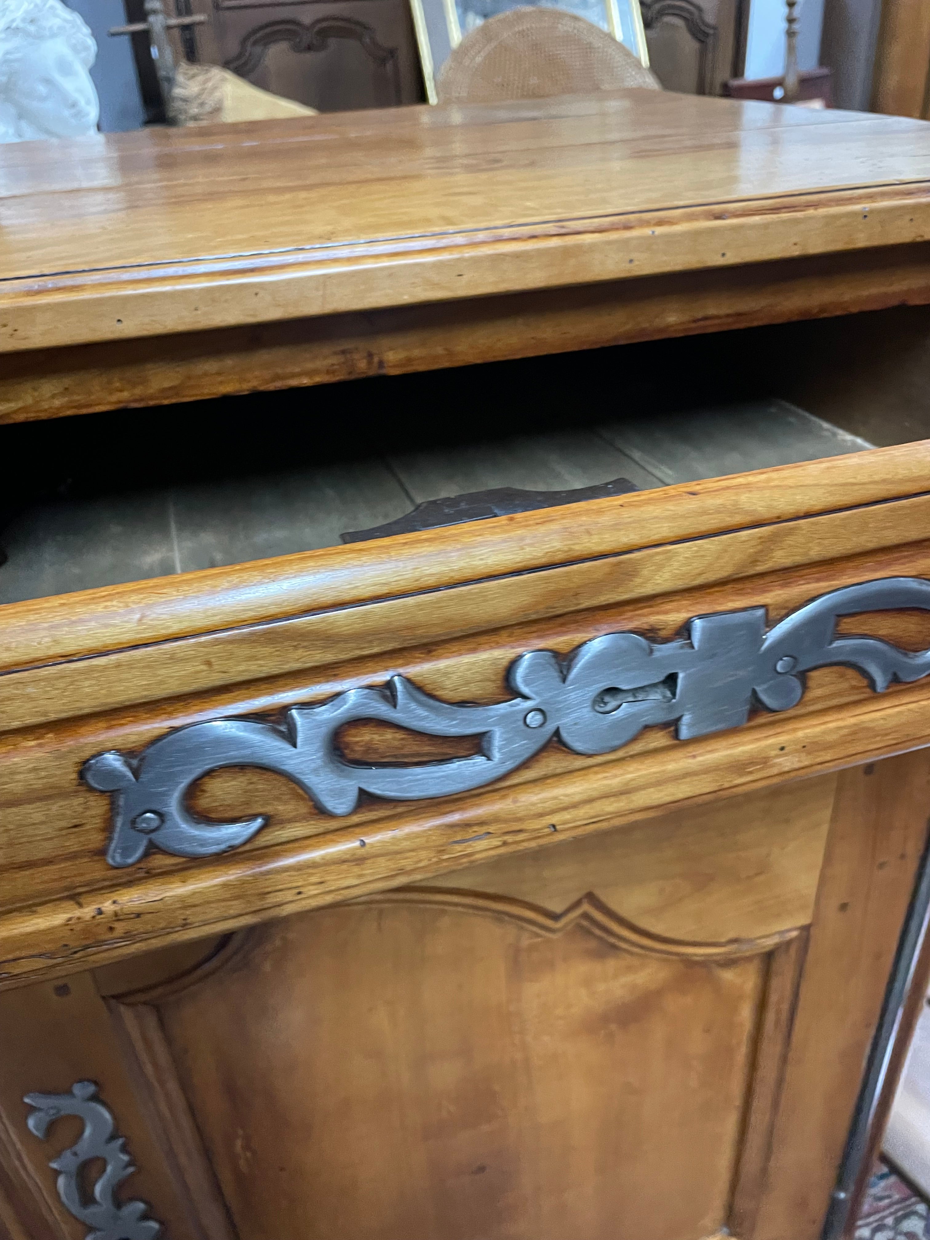 VENDU - Buffet rustique Louis XV en noyer 19ème