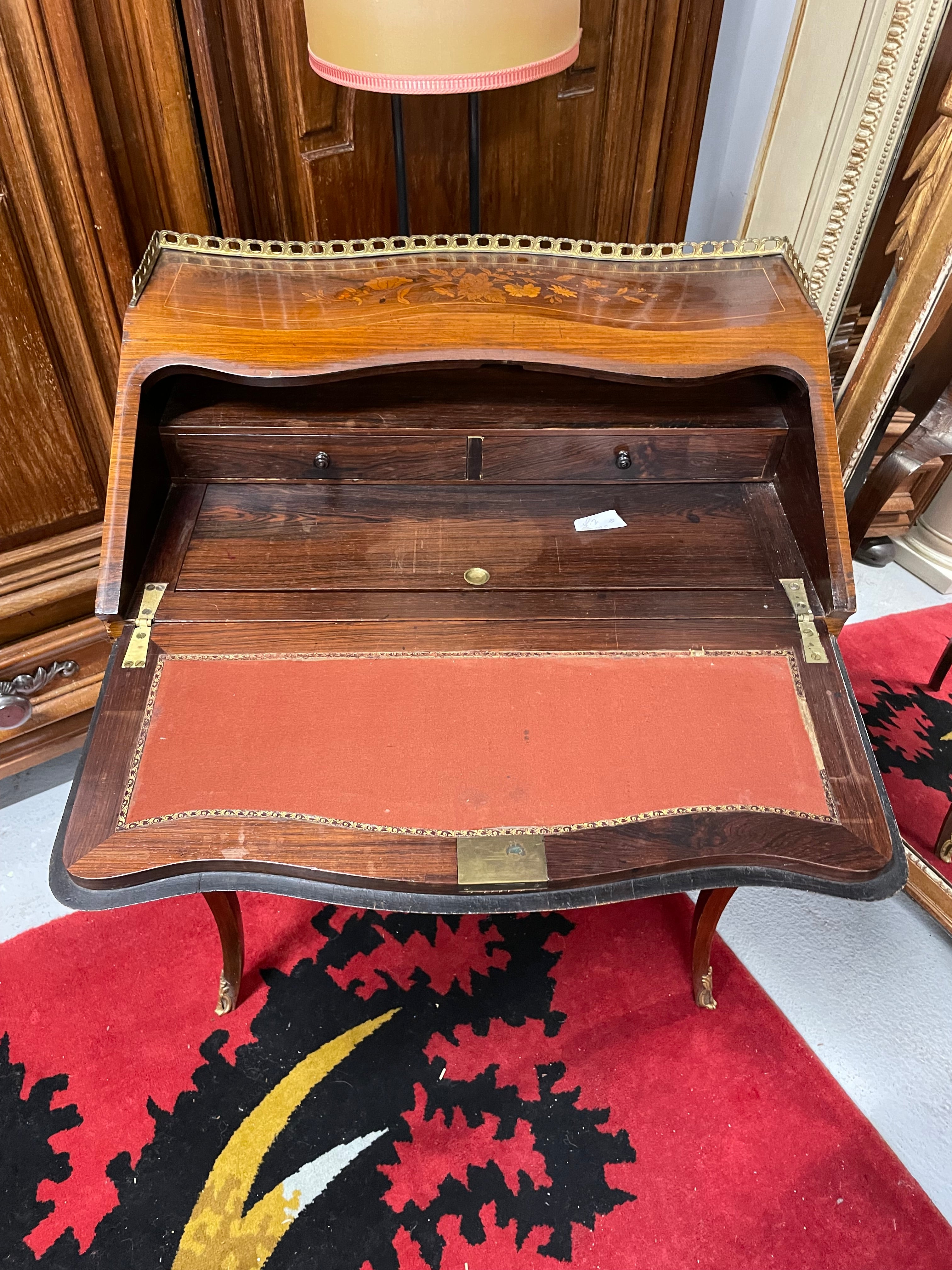 Bureau bonheur du jour en marqueterie de style Louis XV