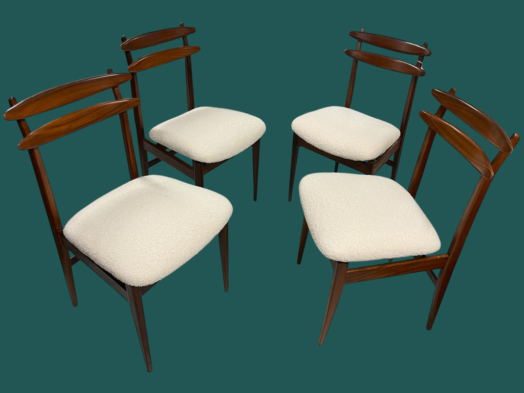 Suite de 4 chaises italiennes en teck et tissus blanc