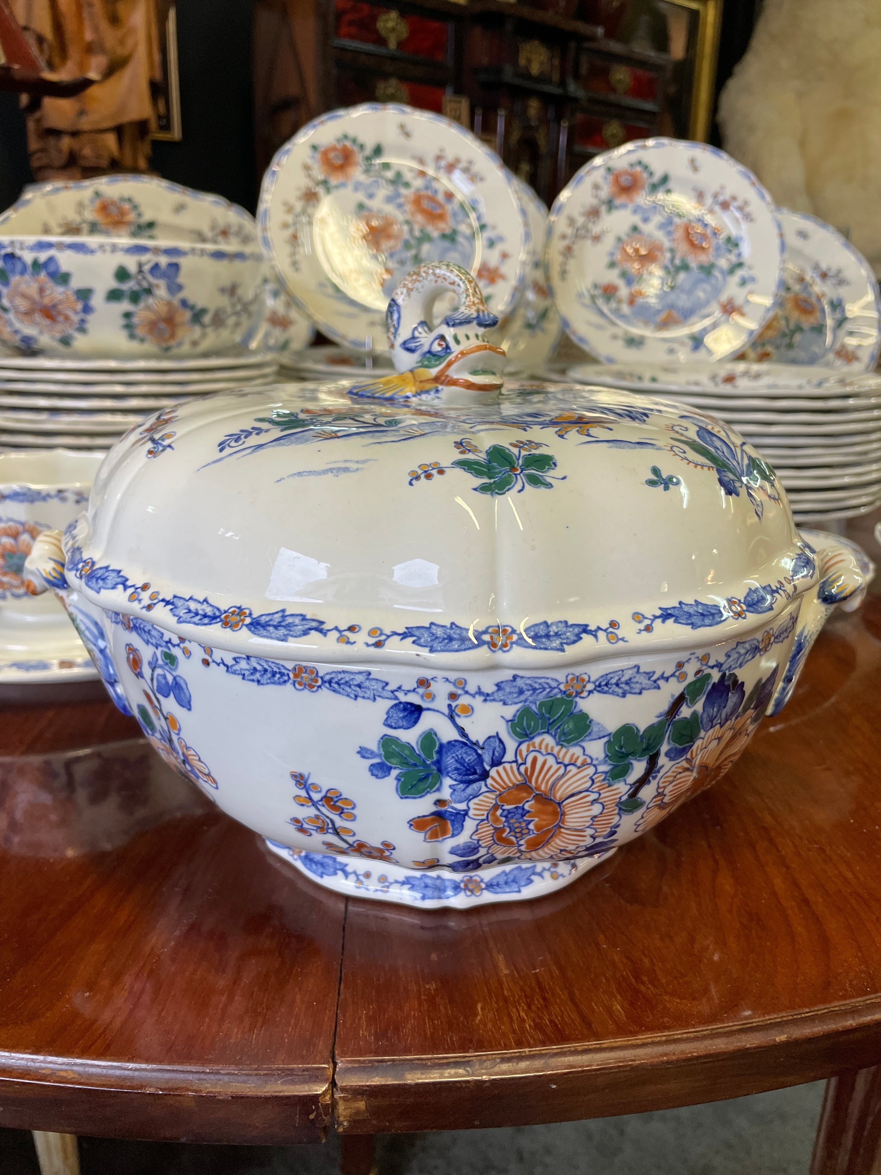 GIEN - SERVICE DE TABLE EN FAÏENCE DE GIEN MODÈLE COQS PIVOINE 71 PIÈCES