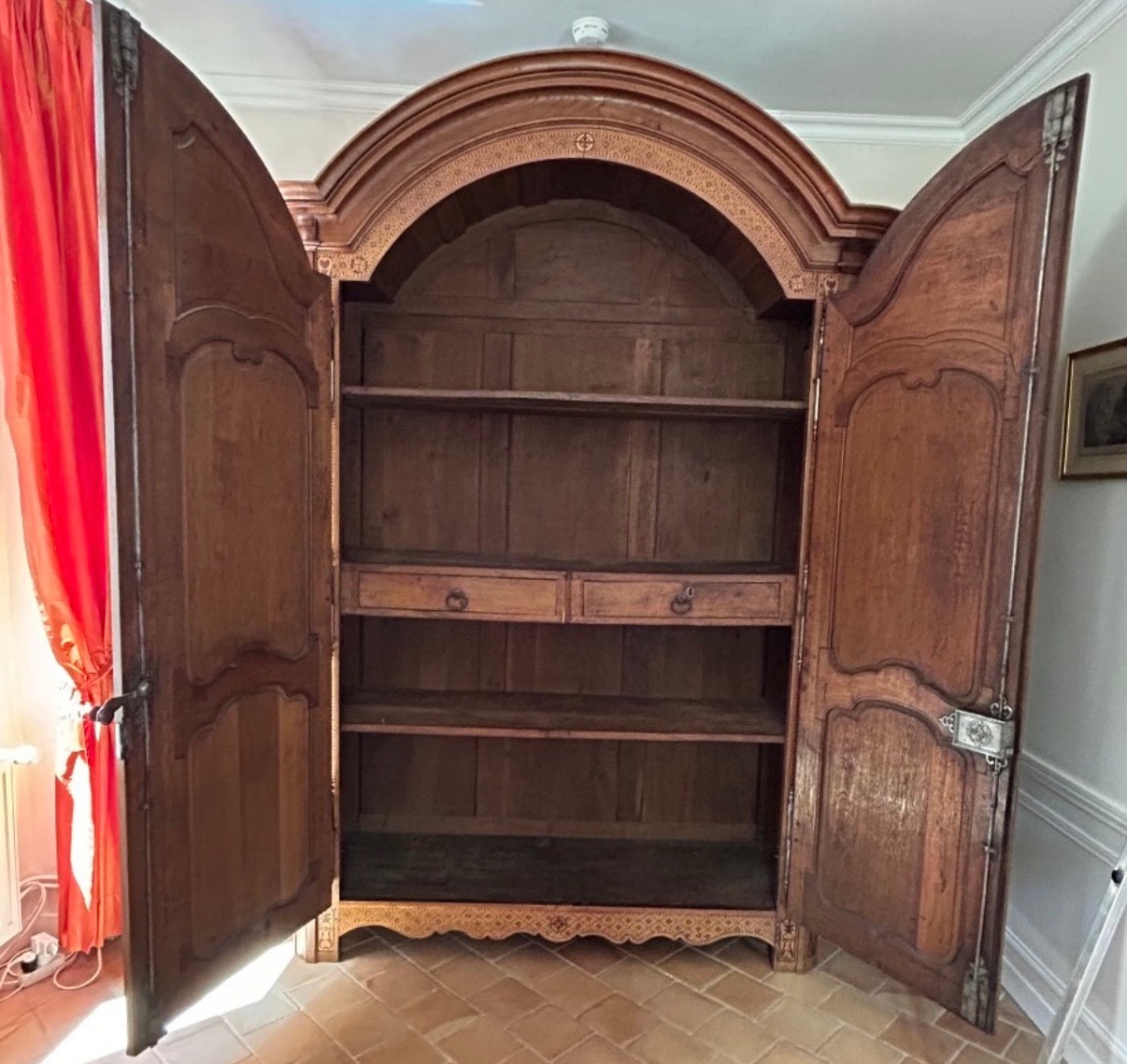 MAGNIFIQUE ARMOIRE EN CHÊNE BLOND ET MARQUETERIE TRAVAIL DE L’EST D’ÉPOQUE DÉBUT XIXÈME