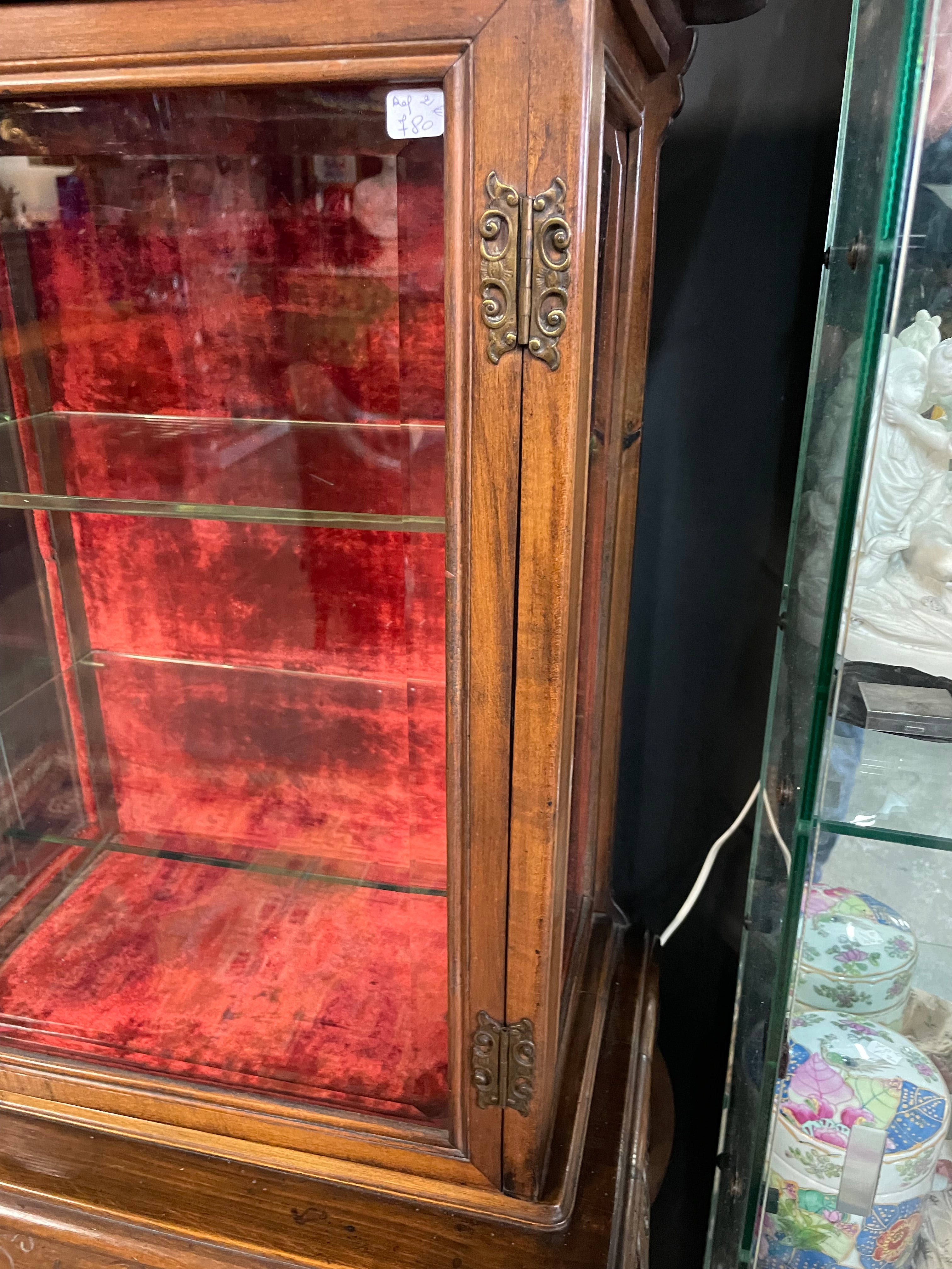 Vitrine chinoisante dans le goût de Viardot ou Perret Vibert