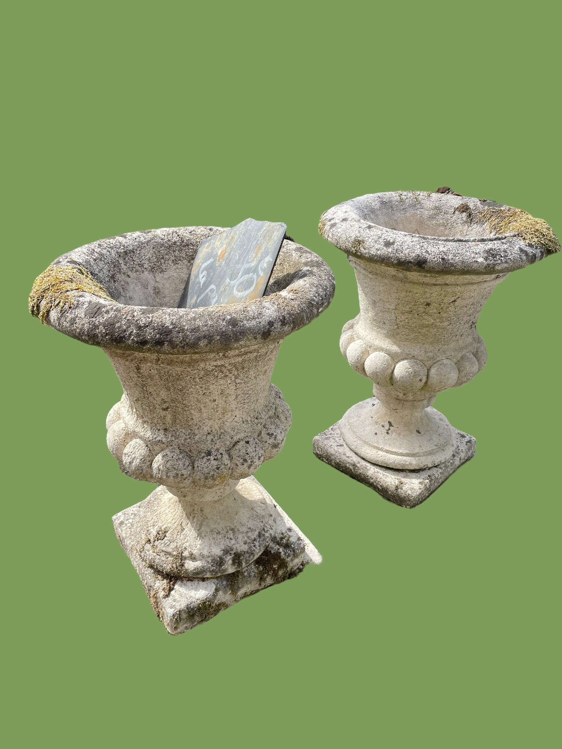 Paire de vases de jardin en pierre reconstituée