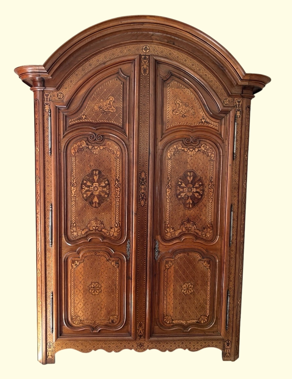 MAGNIFIQUE ARMOIRE EN CHÊNE BLOND ET MARQUETERIE TRAVAIL DE L’EST D’ÉPOQUE DÉBUT XIXÈME