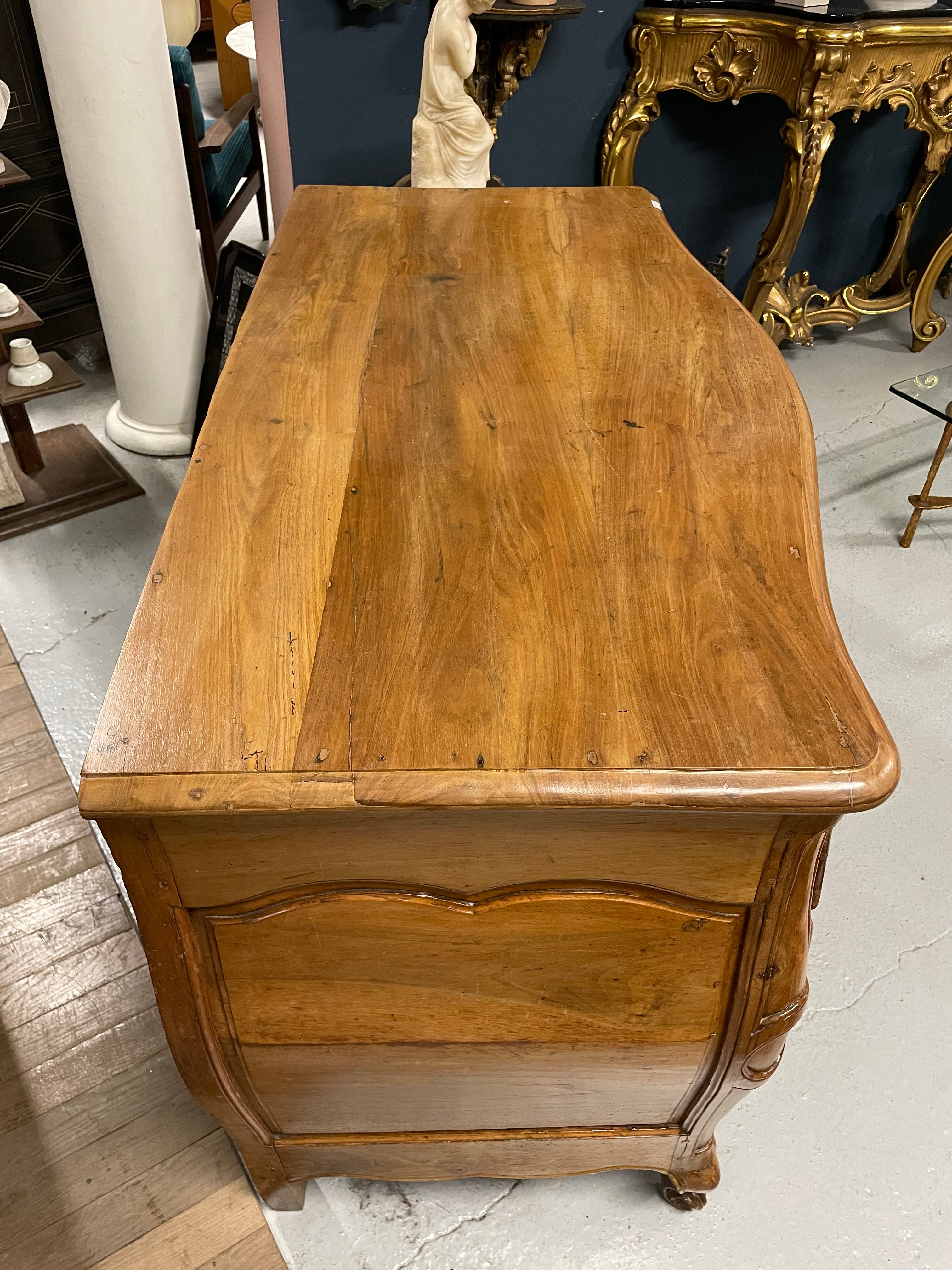 Commode tombeau Louis XV en Noyer époque XVIIIème