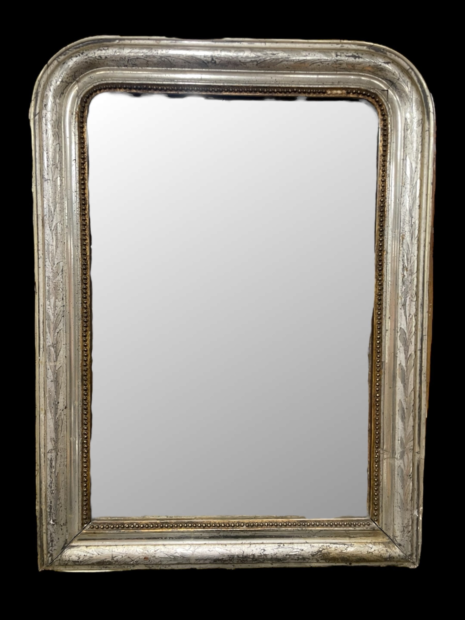 Miroir Louis Philippe en bois argenté à la feuille