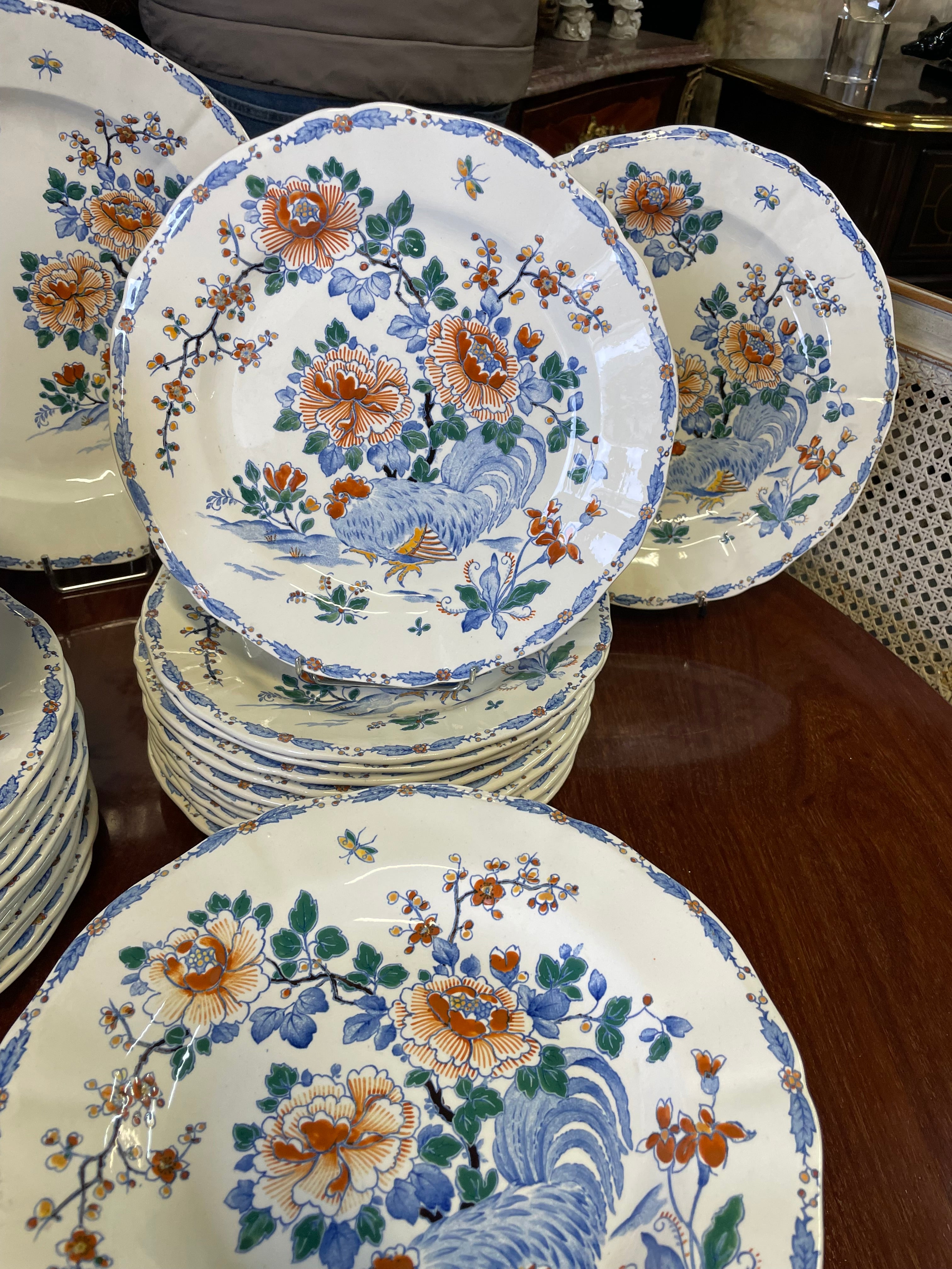 GIEN - SERVICE DE TABLE EN FAÏENCE DE GIEN MODÈLE COQS PIVOINE 71 PIÈCES