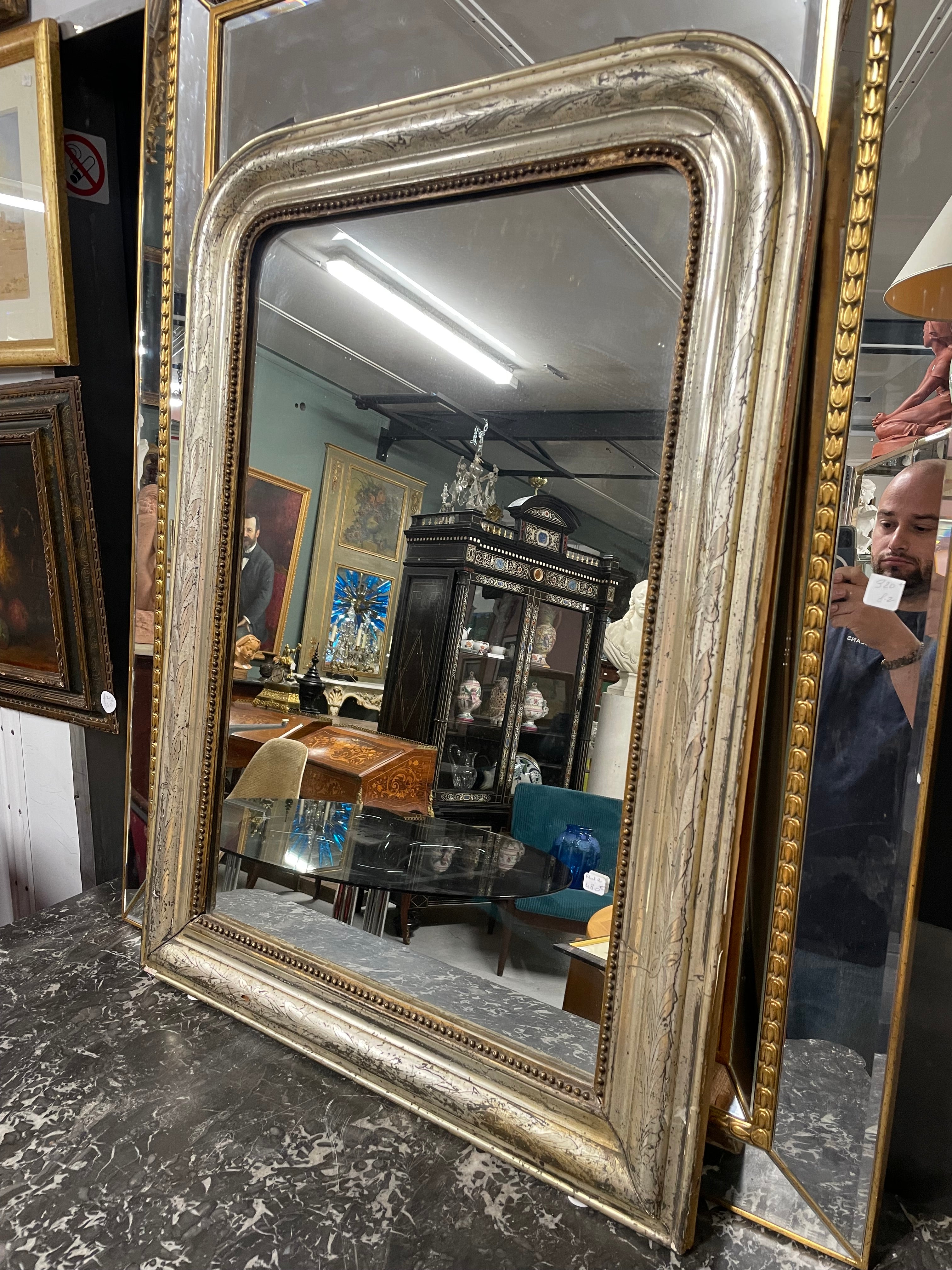 Miroir Louis Philippe en bois argenté à la feuille