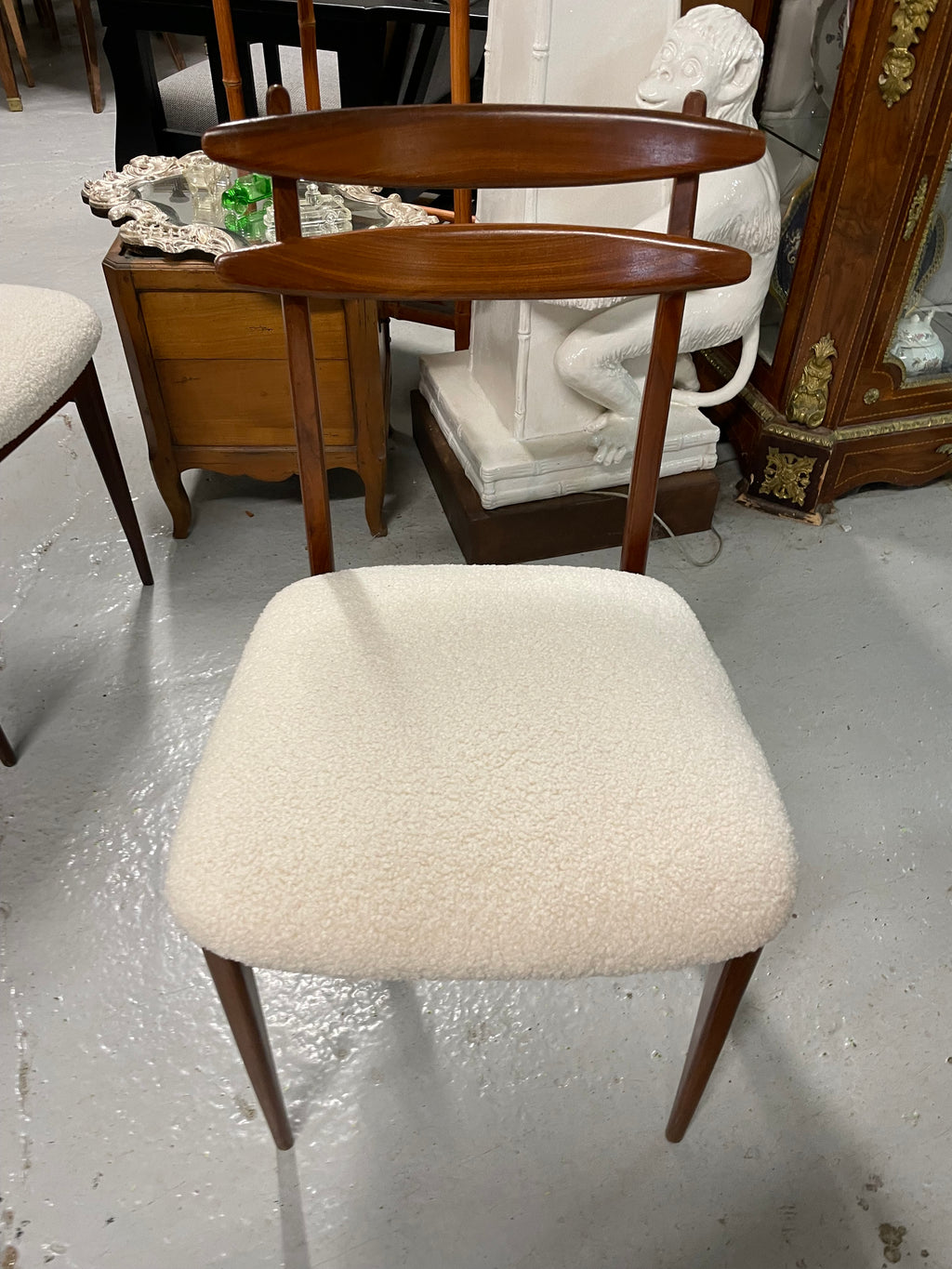 Suite de 4 chaises italiennes en teck et tissus blanc