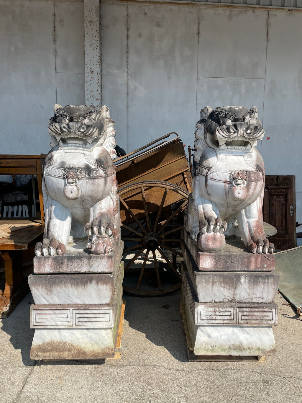 IMPORTANTE PAIRE DE CHIENS DE FÔ GARDIENS DE TEMPLE SCULPTURE EN MARBRE HAUTEUR 180 CM