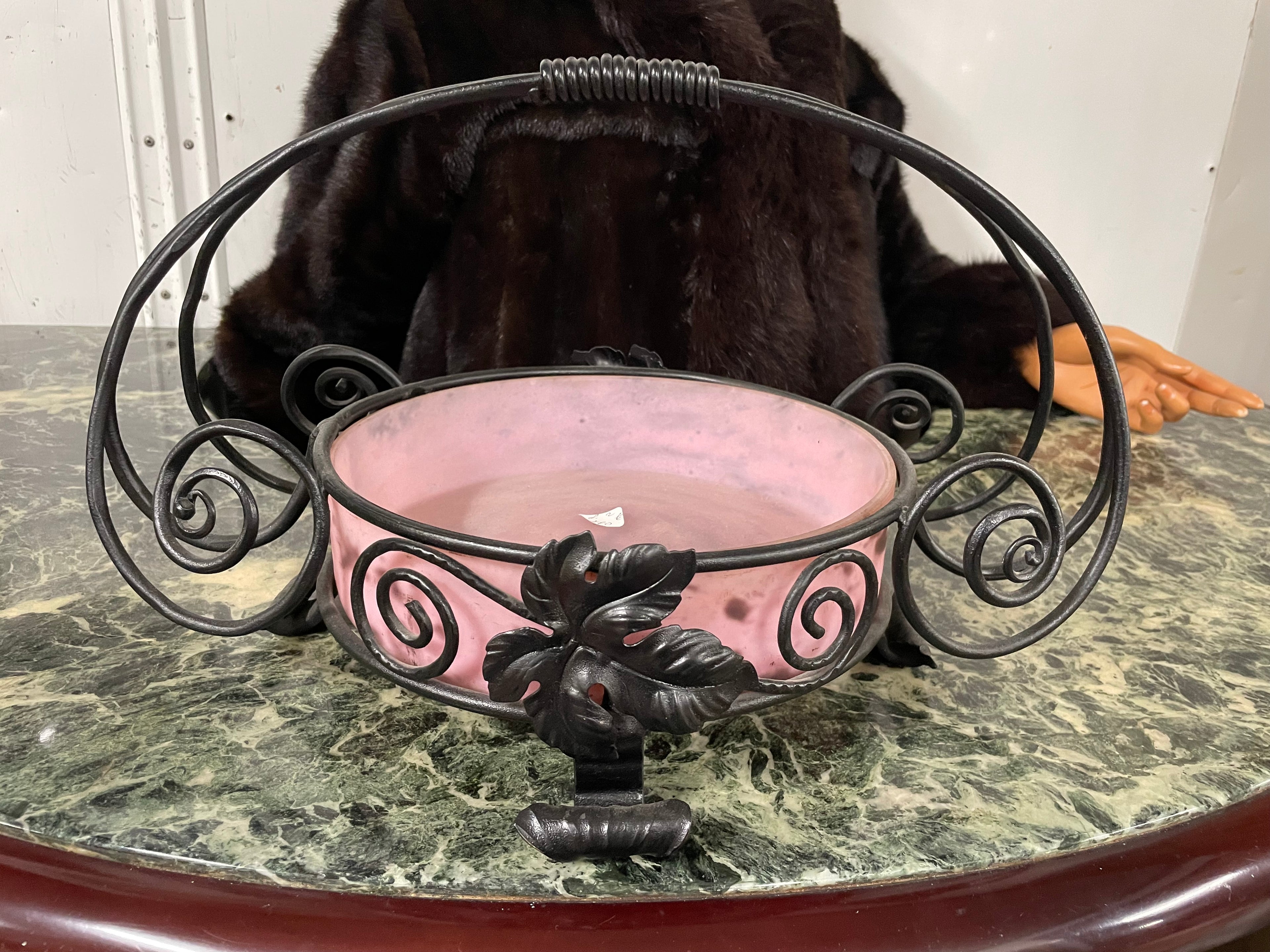 Coupe d’époque art déco en pâte de verre et fer forgé