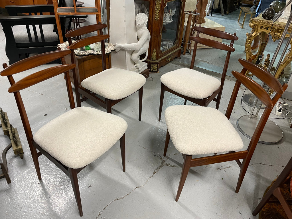 Suite de 4 chaises italiennes en teck et tissus blanc