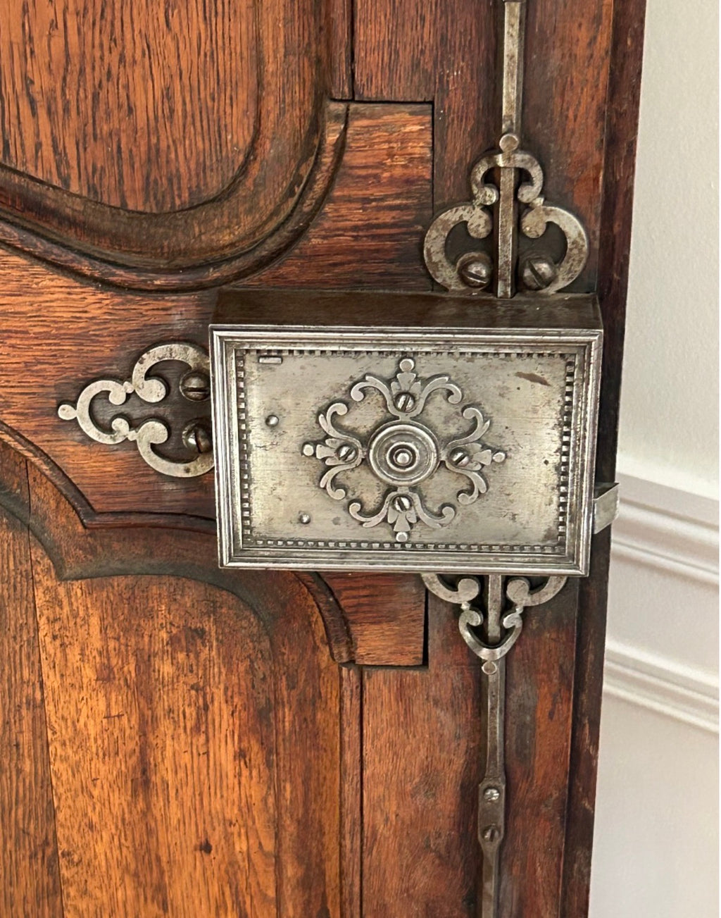 MAGNIFIQUE ARMOIRE EN CHÊNE BLOND ET MARQUETERIE TRAVAIL DE L’EST D’ÉPOQUE DÉBUT XIXÈME