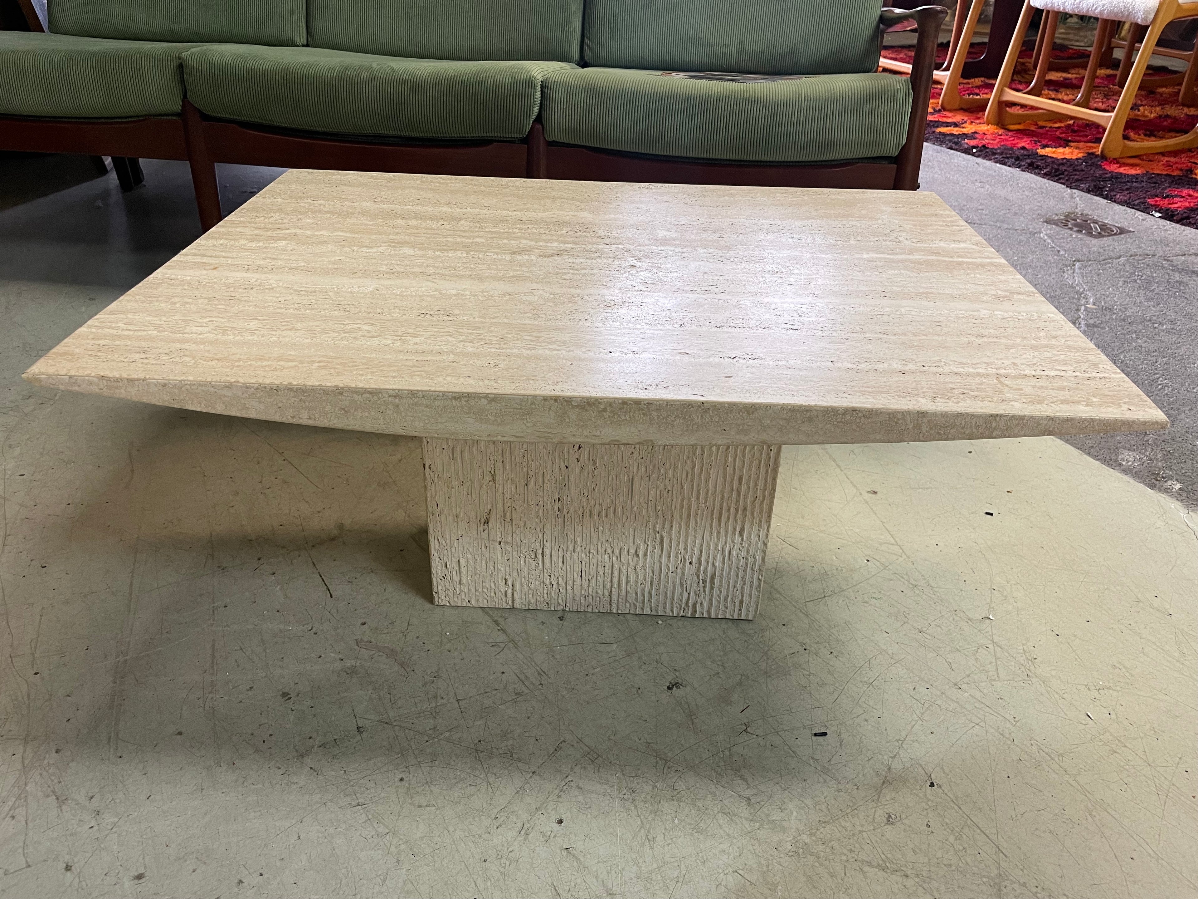 Table basse en travertin