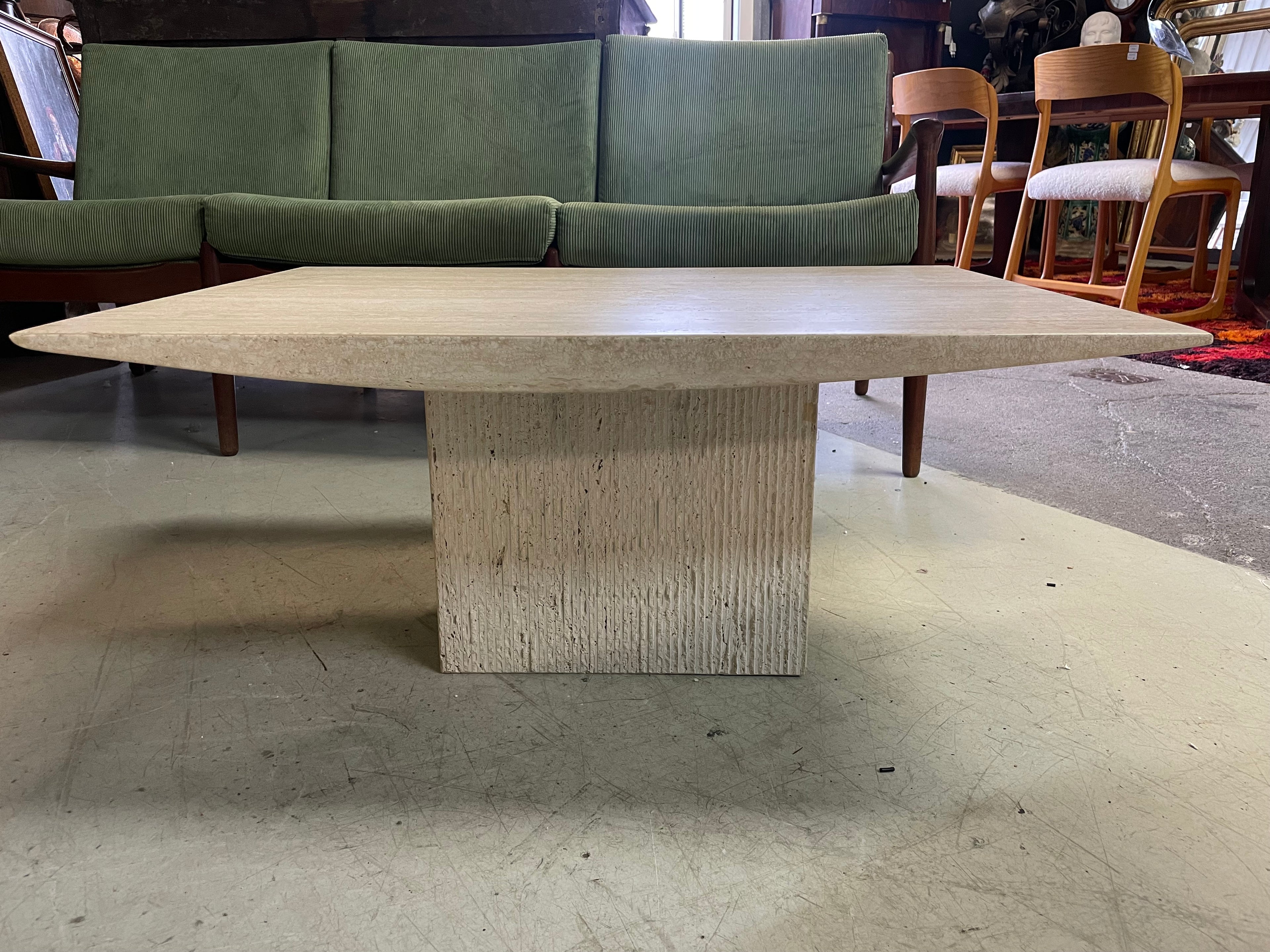 Table basse en travertin