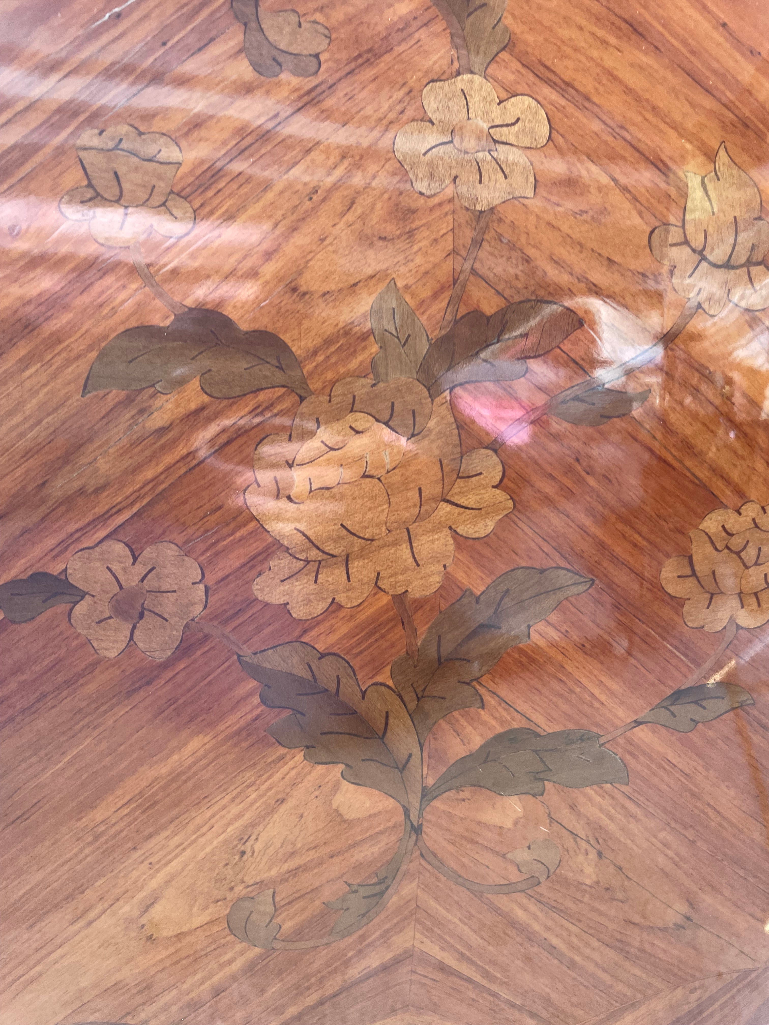 Commode sauteuse style Louis XV en marqueterie