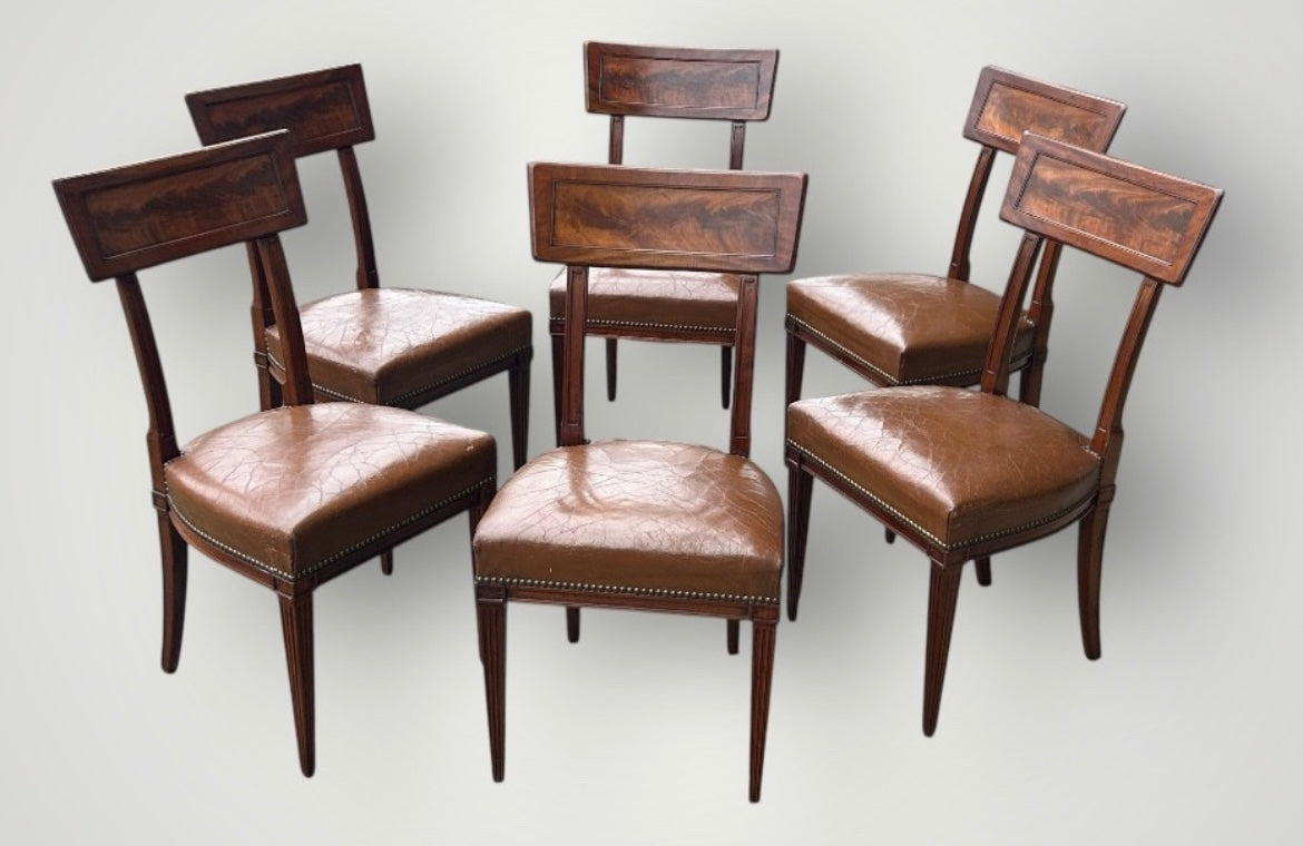 Suite de six chaises à bandeau en acajou de style Directoire