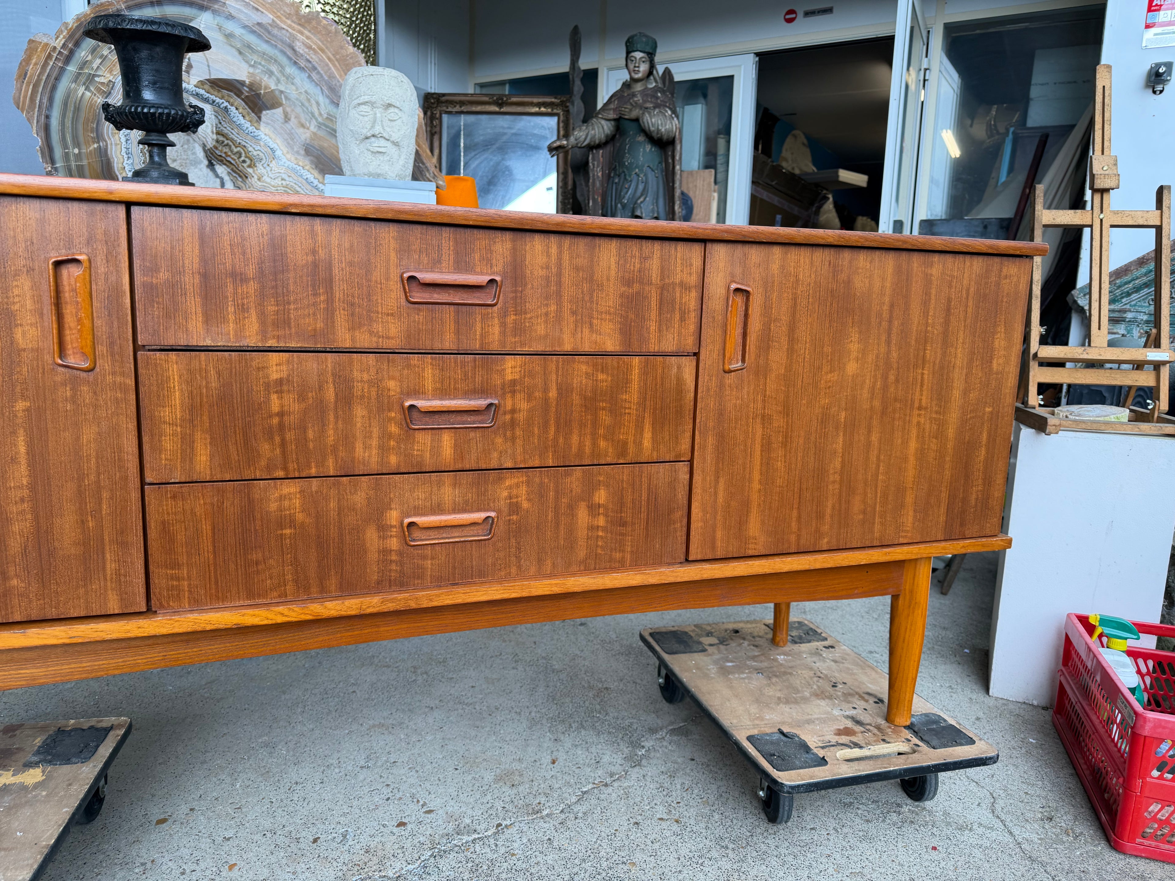 Enfilade en teck scandinave vers 1960