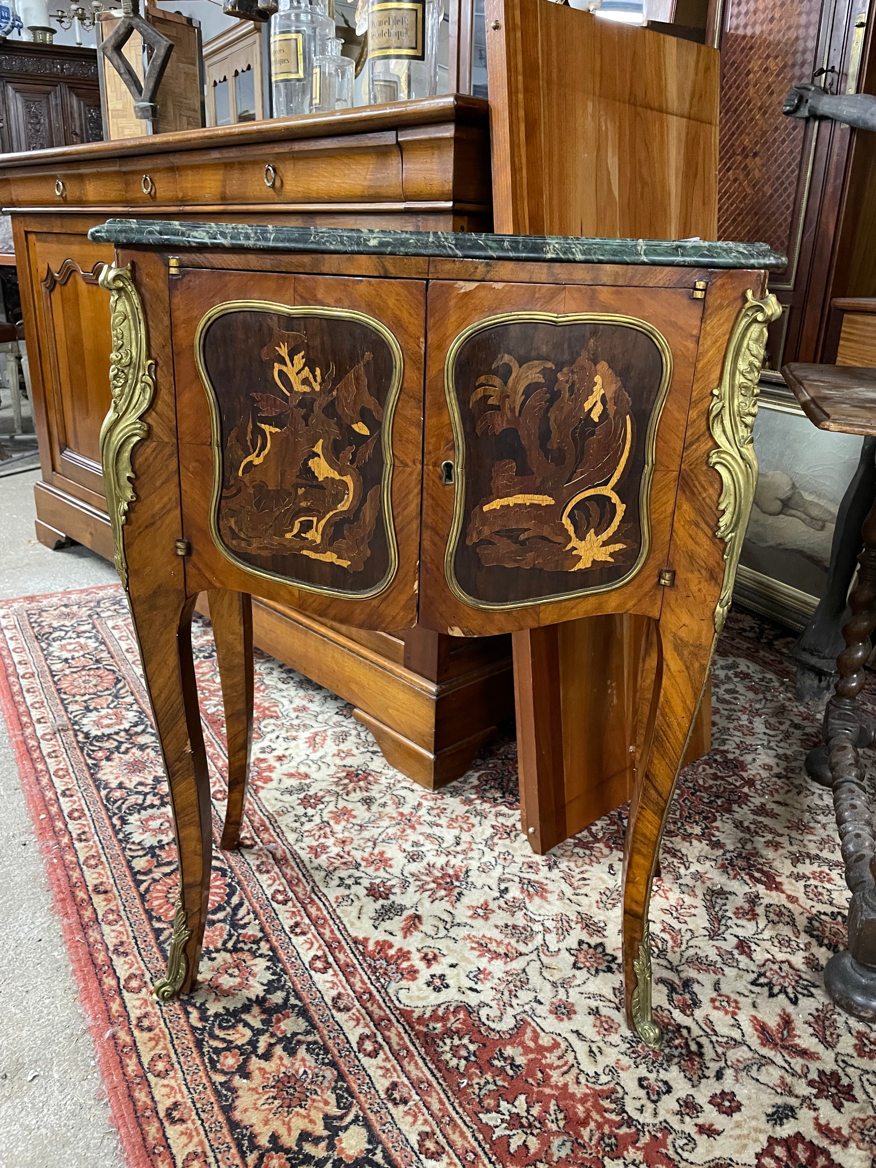Petite commode de salon en marqueterie style Louis XV
