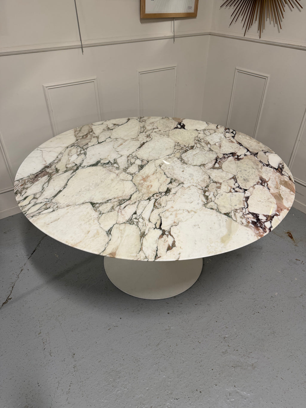 TABLE KNOLL EERO SAARINEN MODÈLE TULIPE EN MARBRE 137 CM