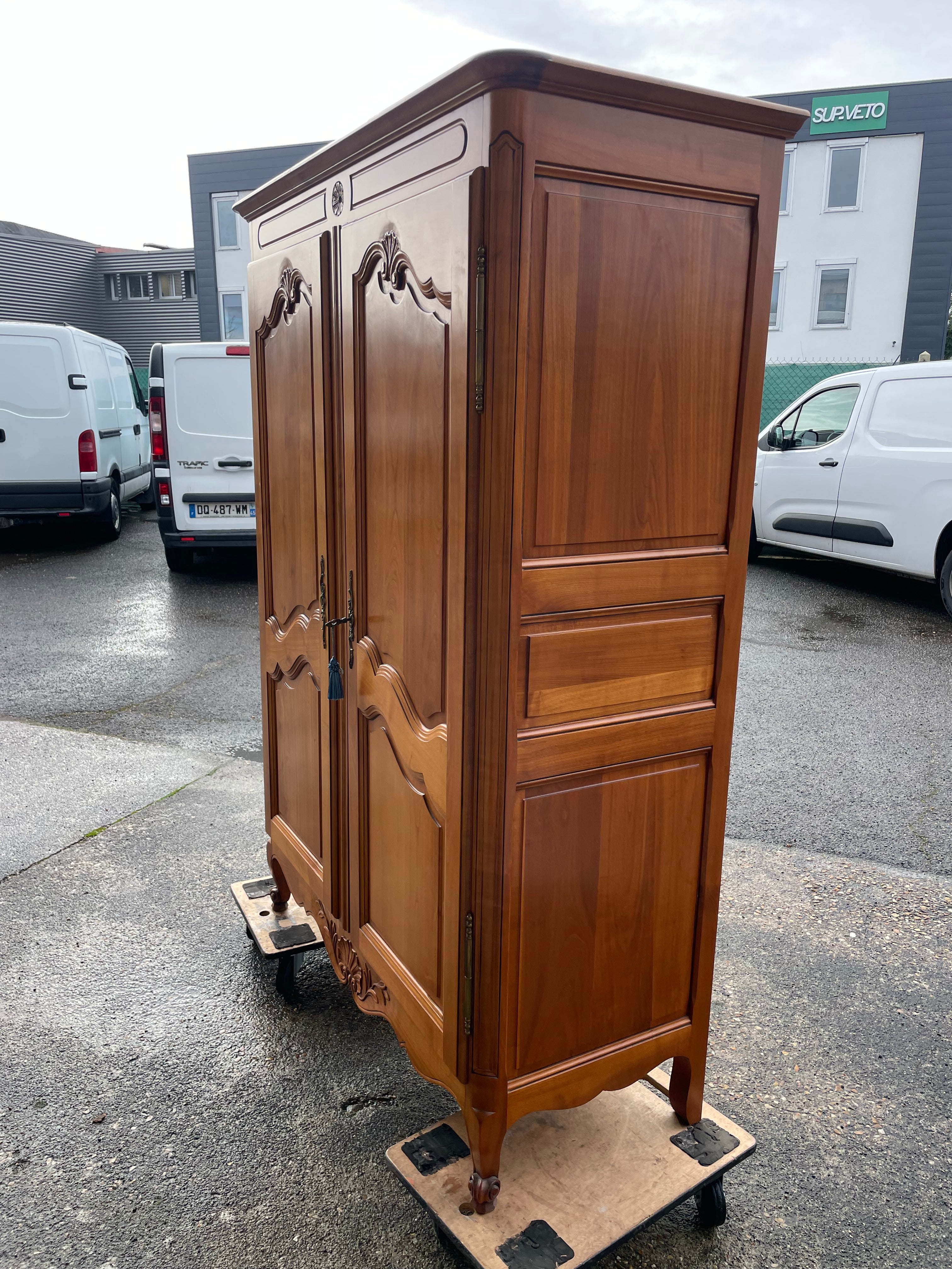 Petite armoire Louis XV en merisier