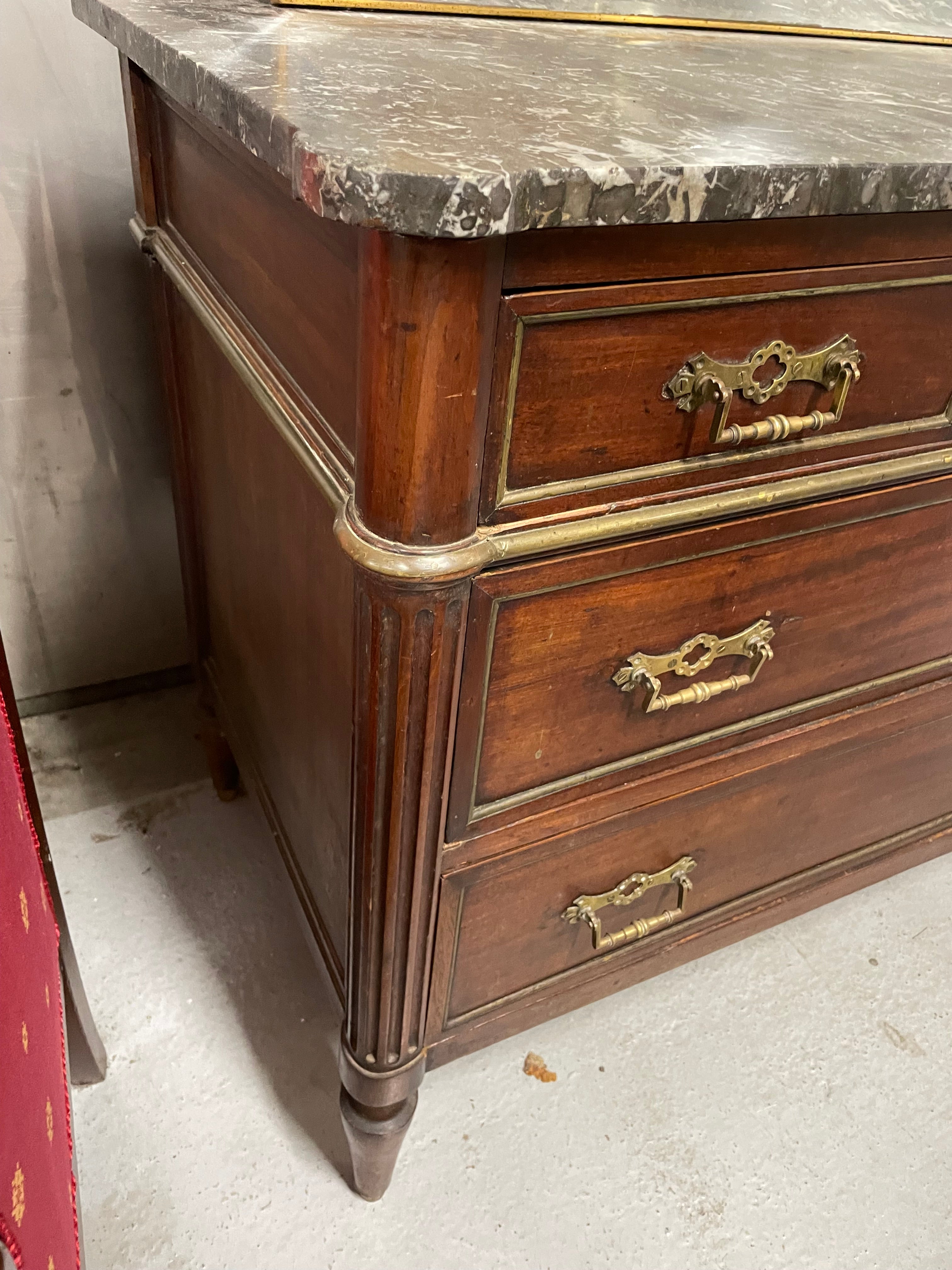 Commode d’époque Louis XVI en acajou