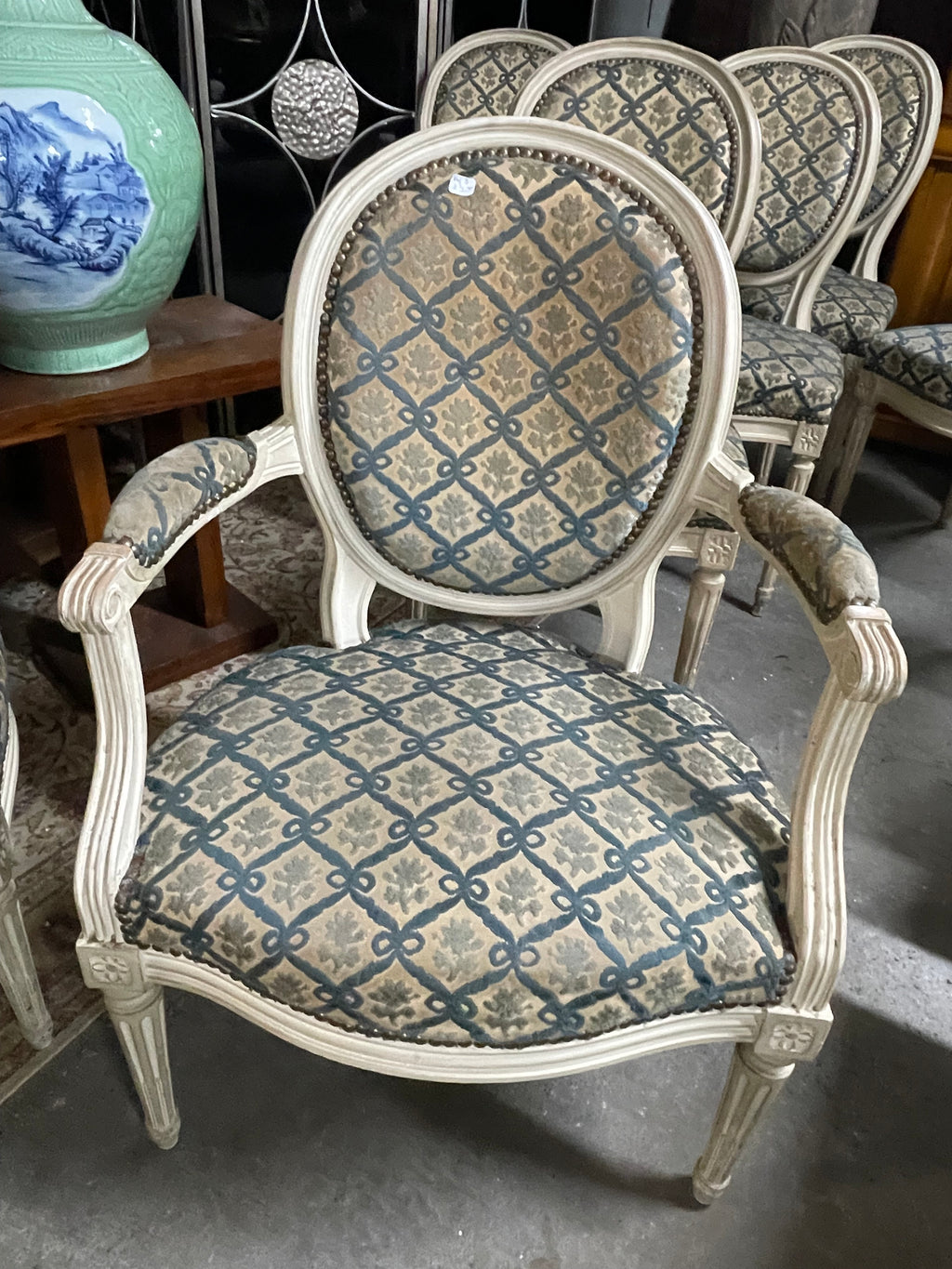 Paire de fauteuils médaillon de style Louis XVI