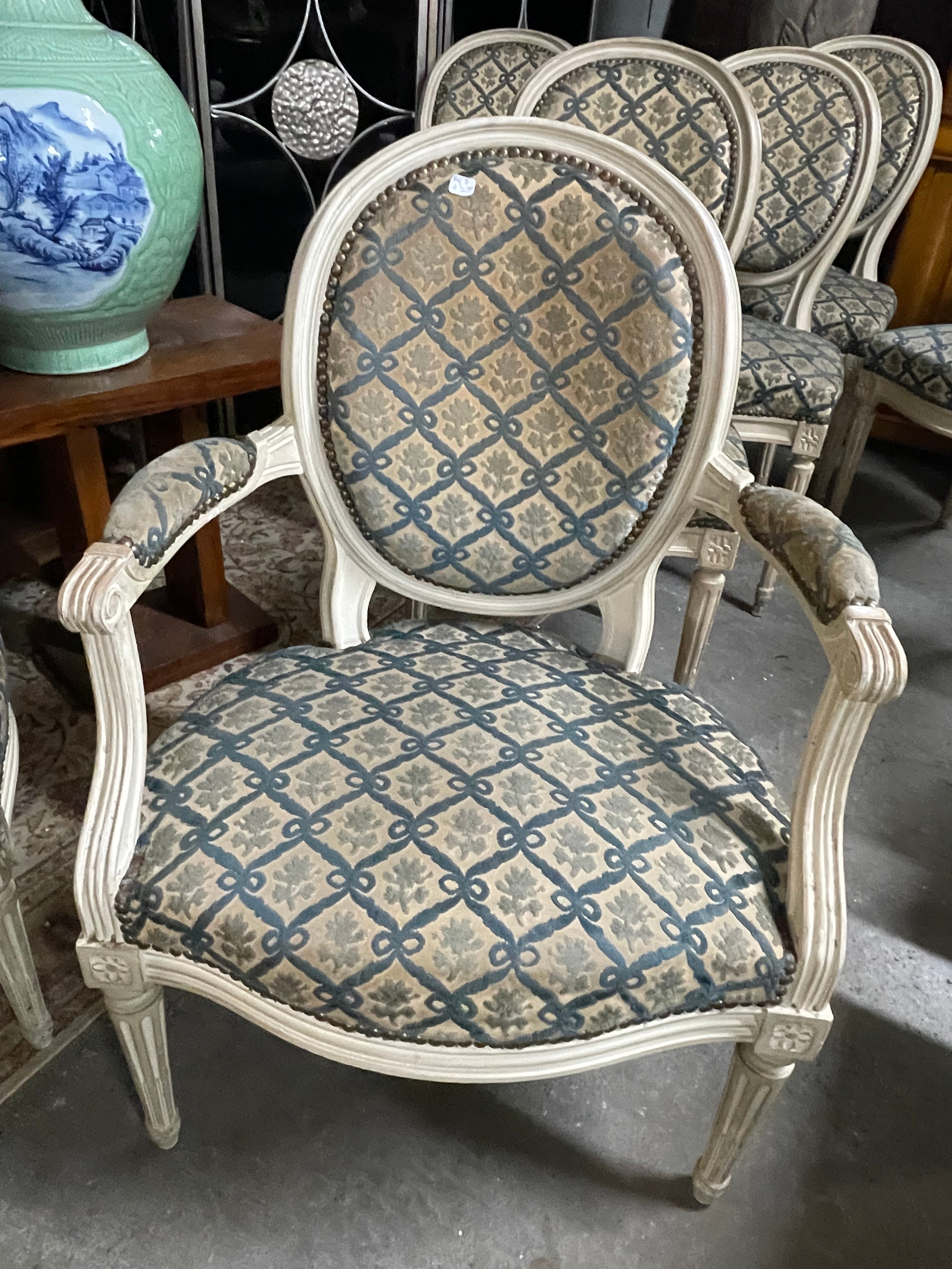 Paire de fauteuils médaillon de style Louis XVI