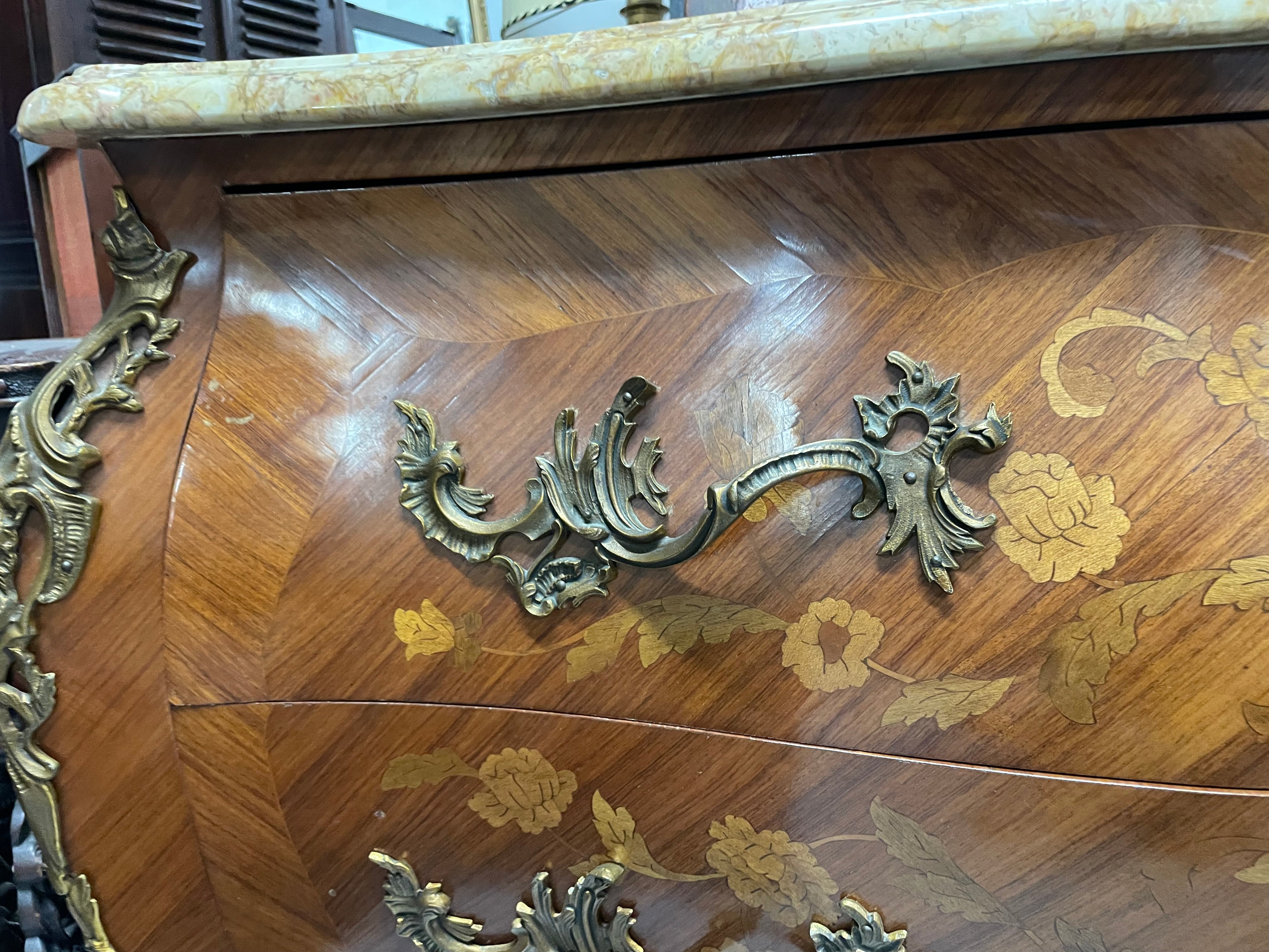 Commode style Louis XV en marqueterie et marbre