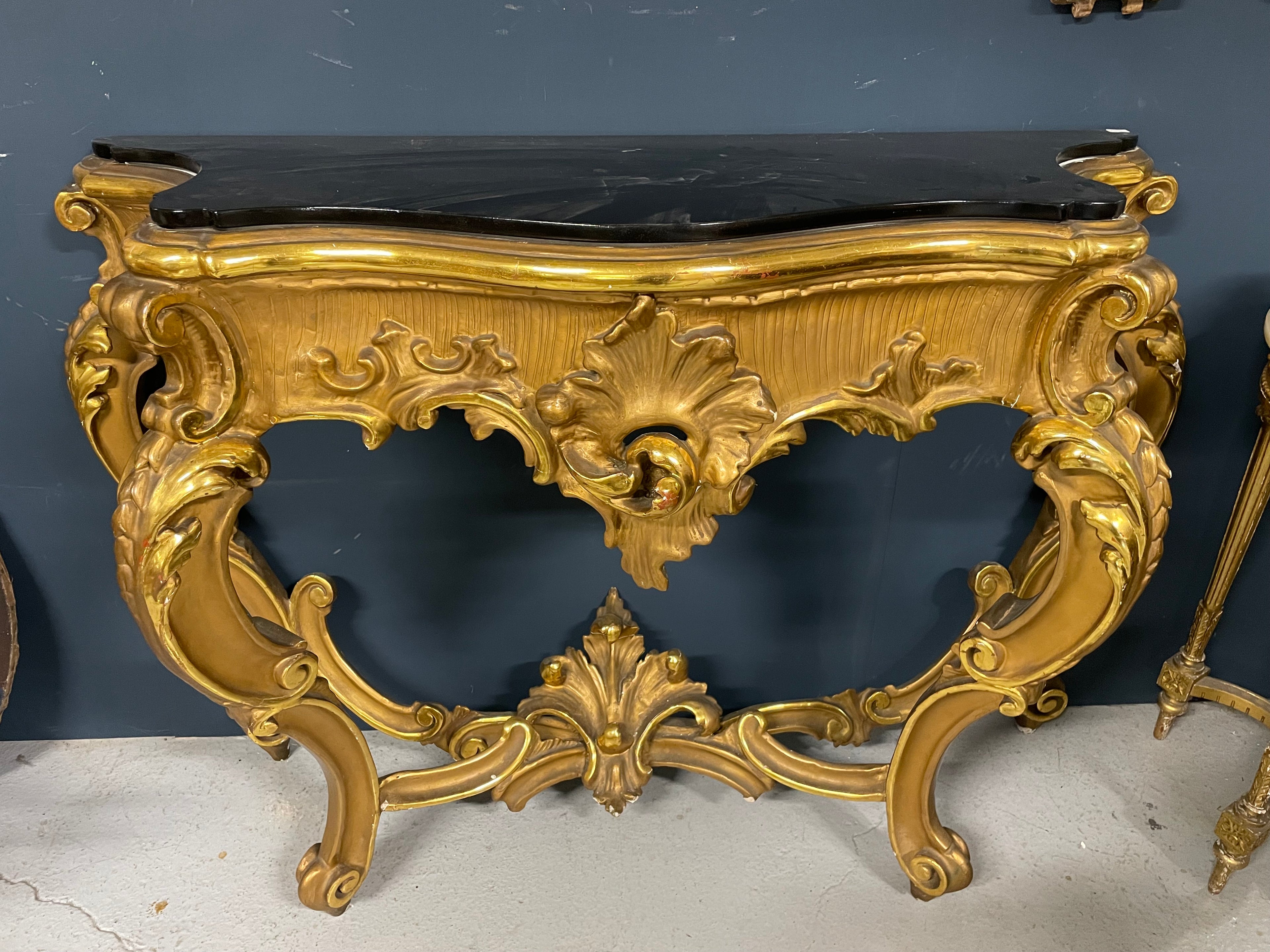 Console en bois doré de style Louis XV Rocaille
