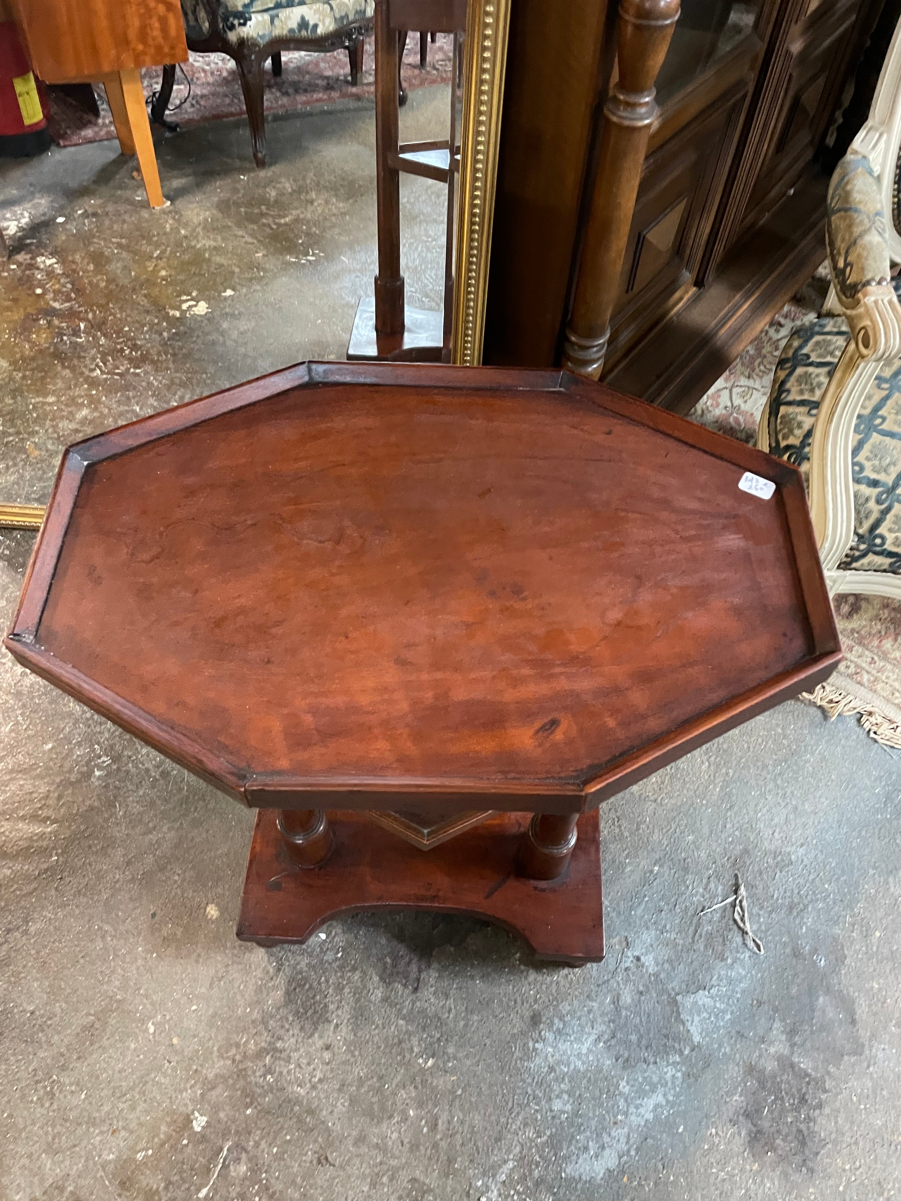 Table travailleuse de style empire restauration en acajou
