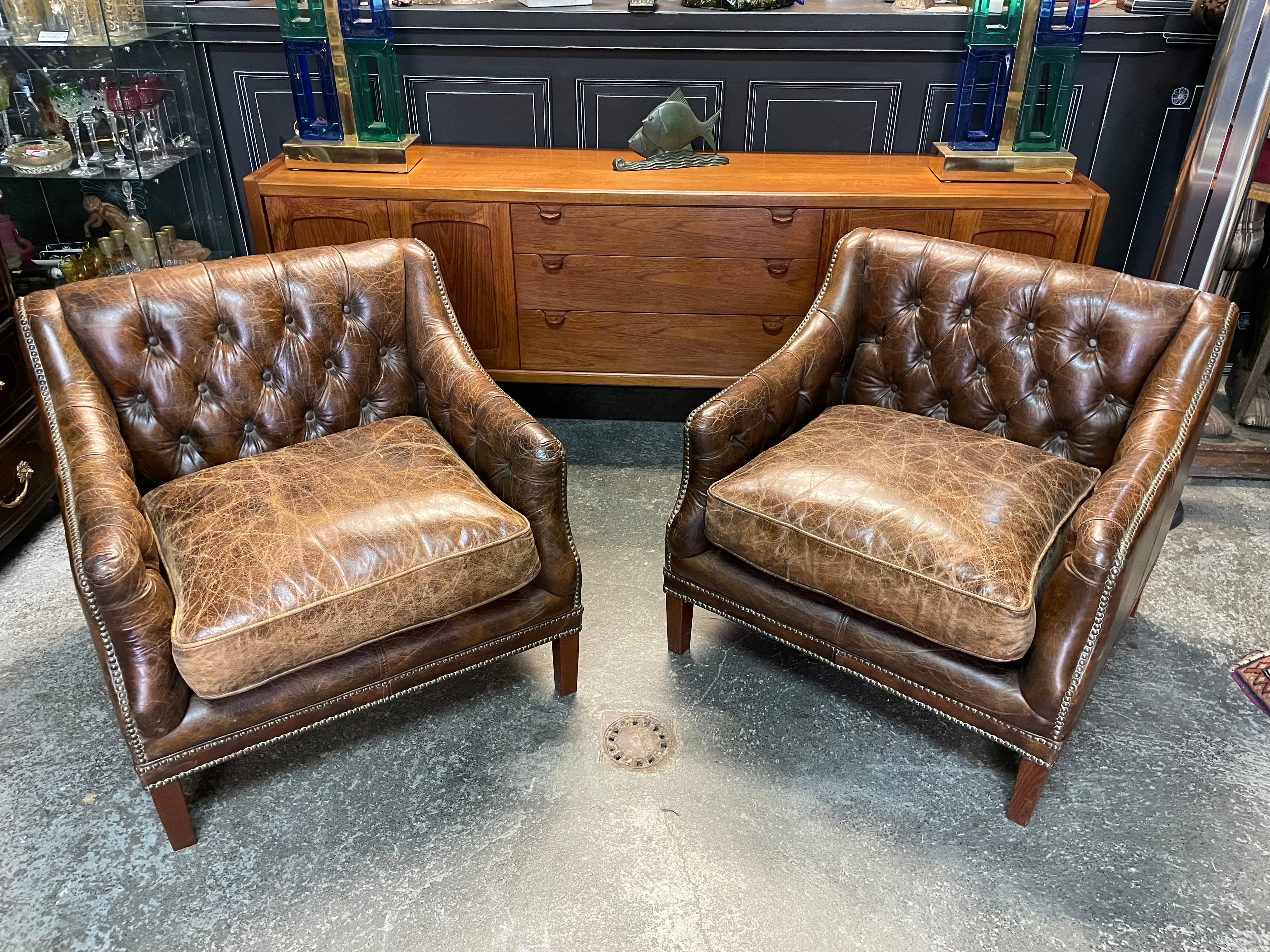 Paire fauteuils chesterfield cuir
