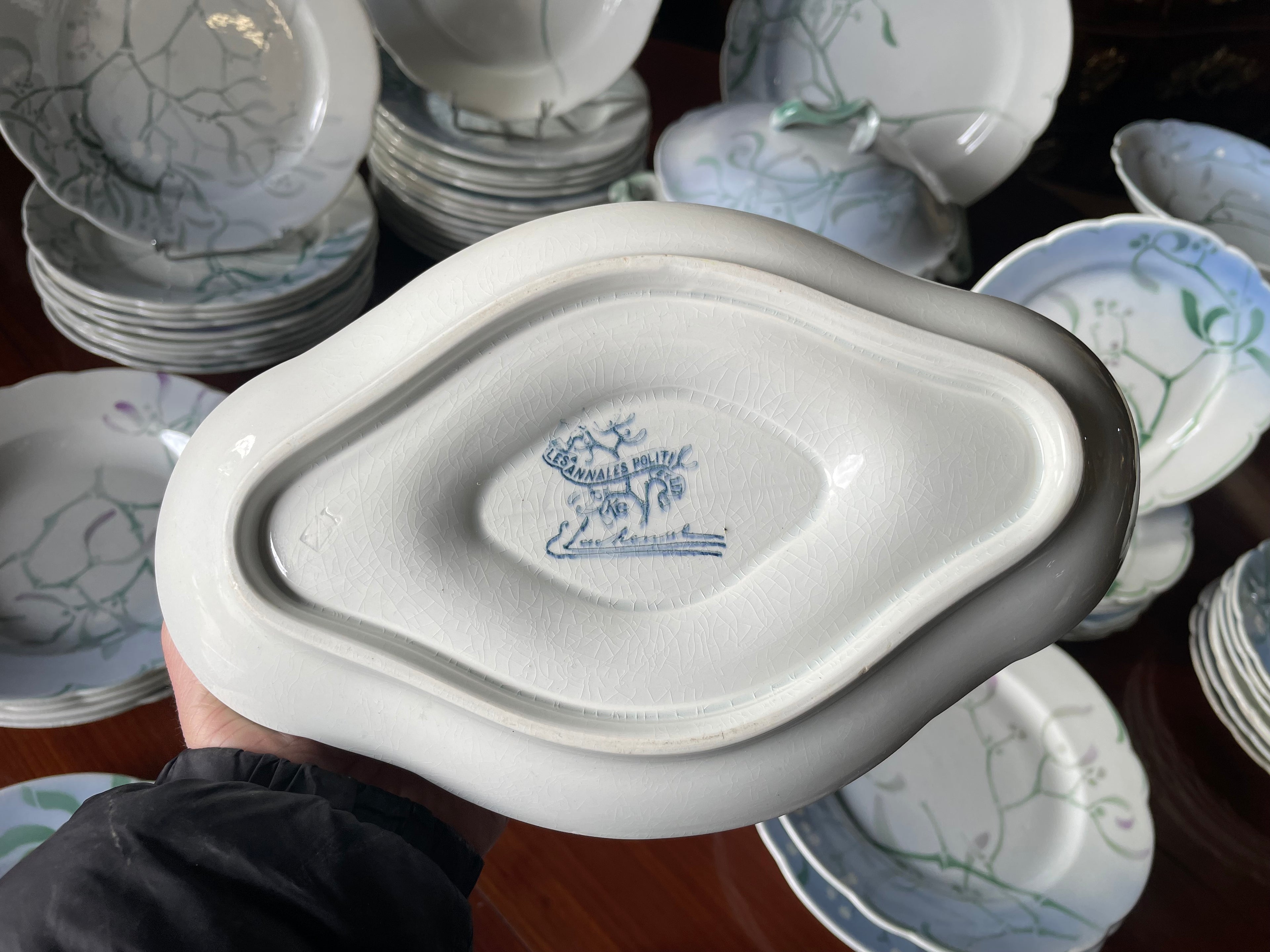 SERVICE DE TABLE AU « GUI » EDMOND LACHENAL FAIENCE KELLER ET GUERIN 62 PIÈCES