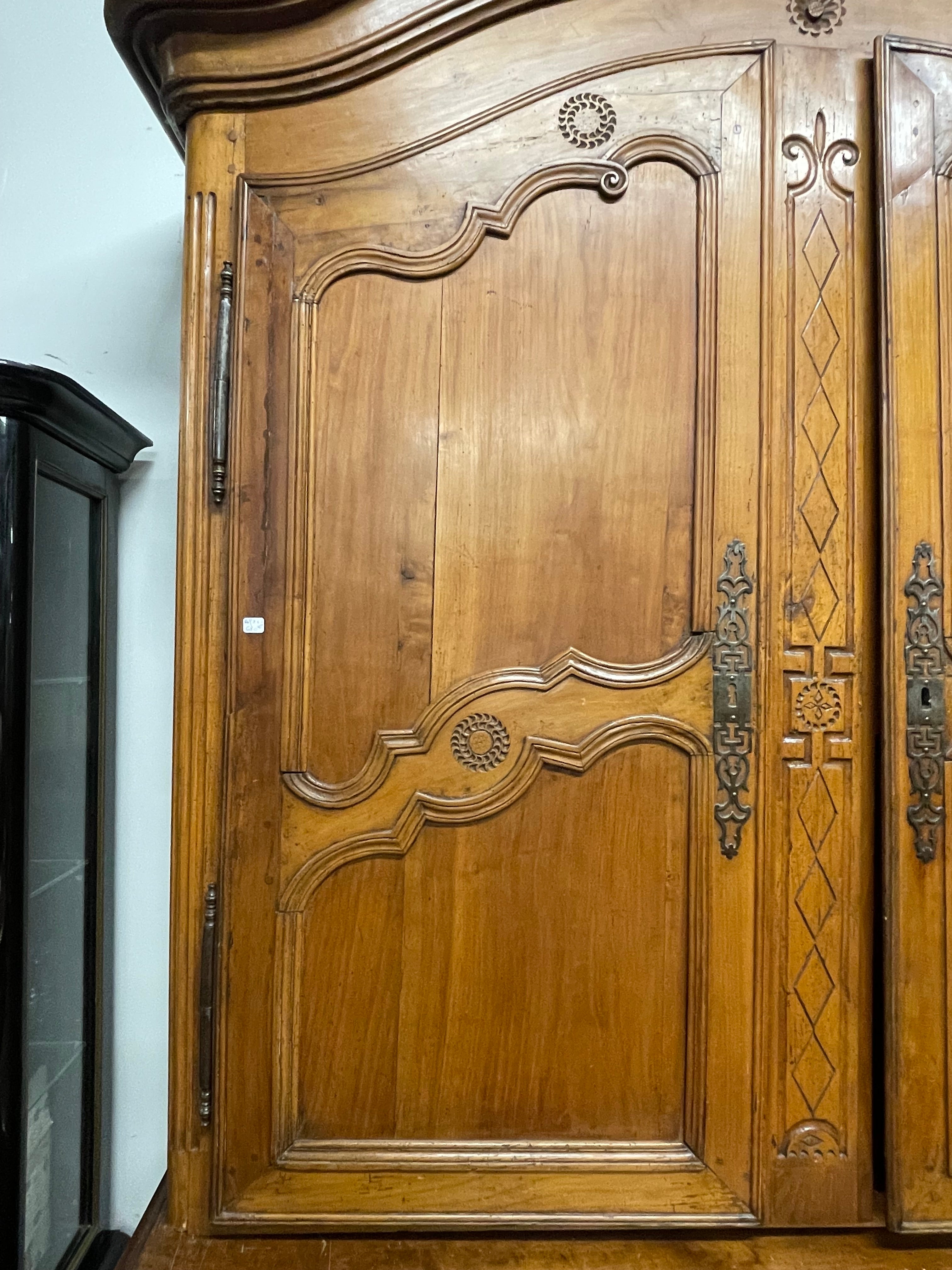 Buffet deux corps rustique de style Louis XV