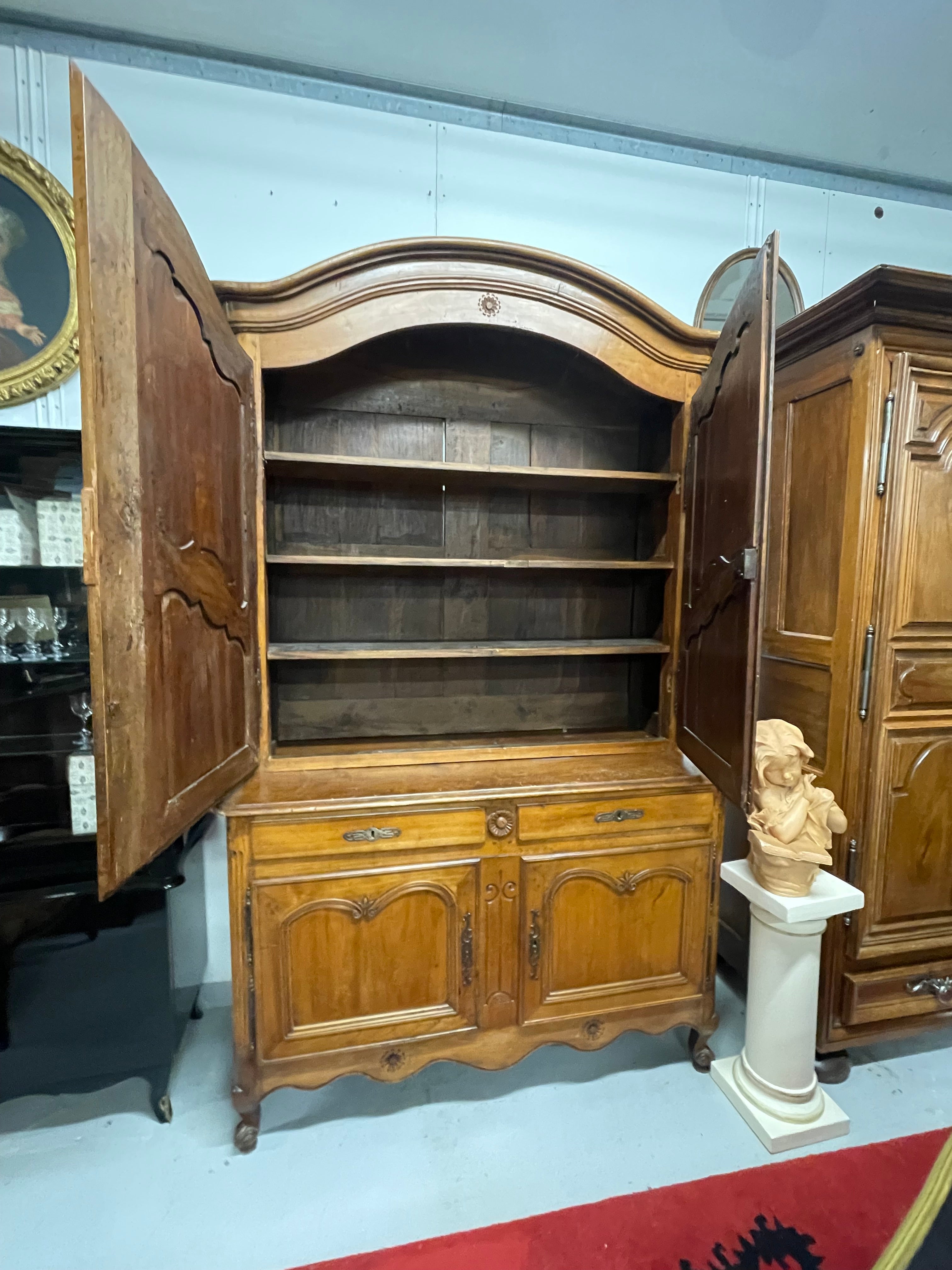 Buffet deux corps rustique de style Louis XV