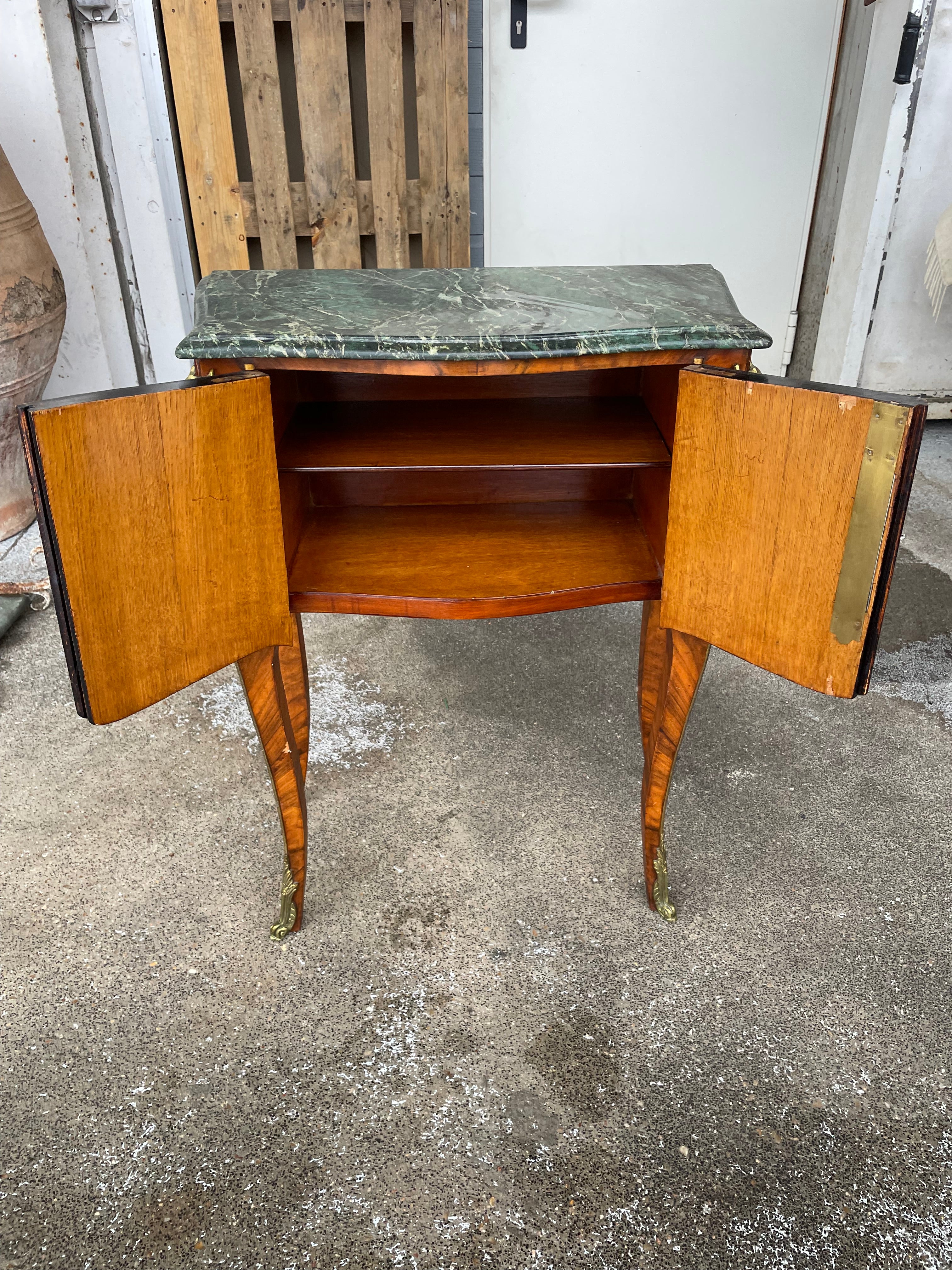Petite commode de salon en marqueterie style Louis XV