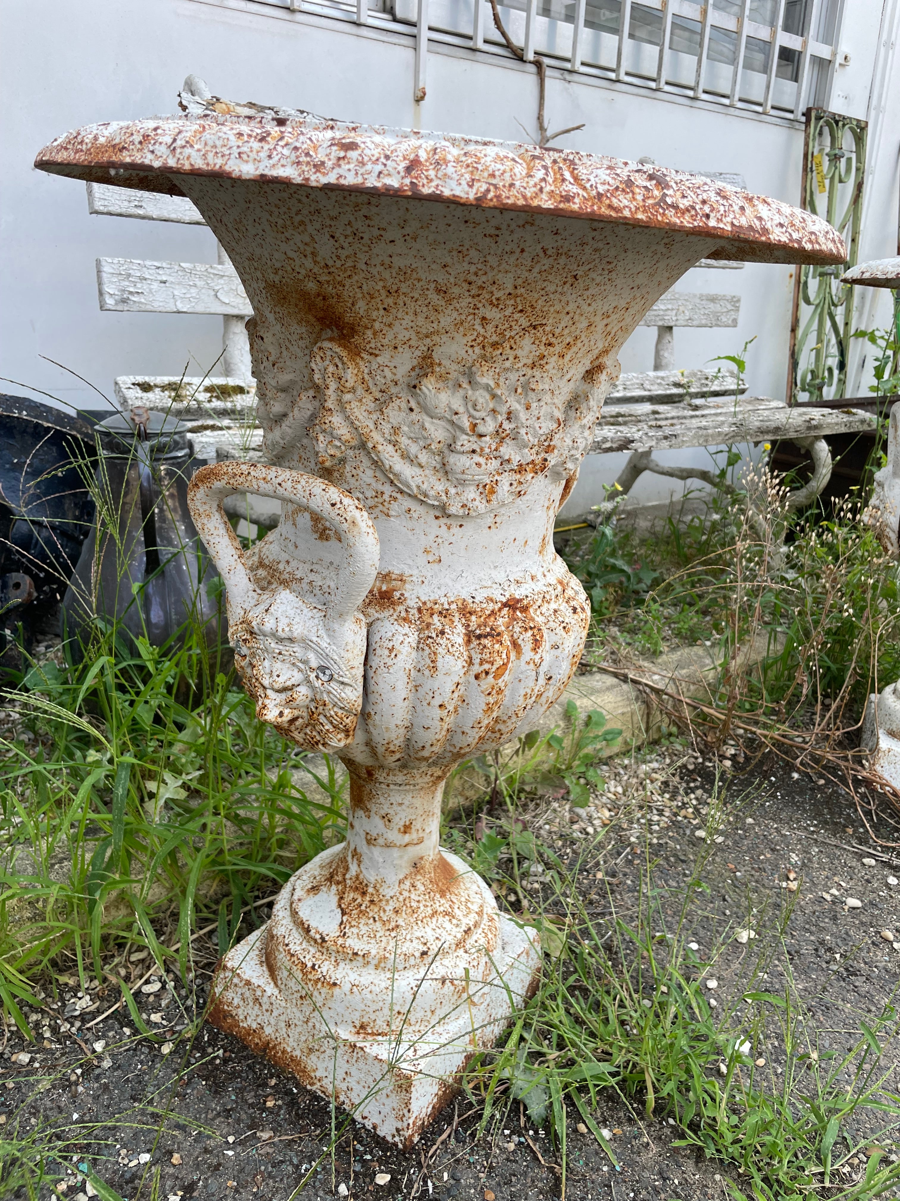 Paire de vases Médicis en fonte à anses