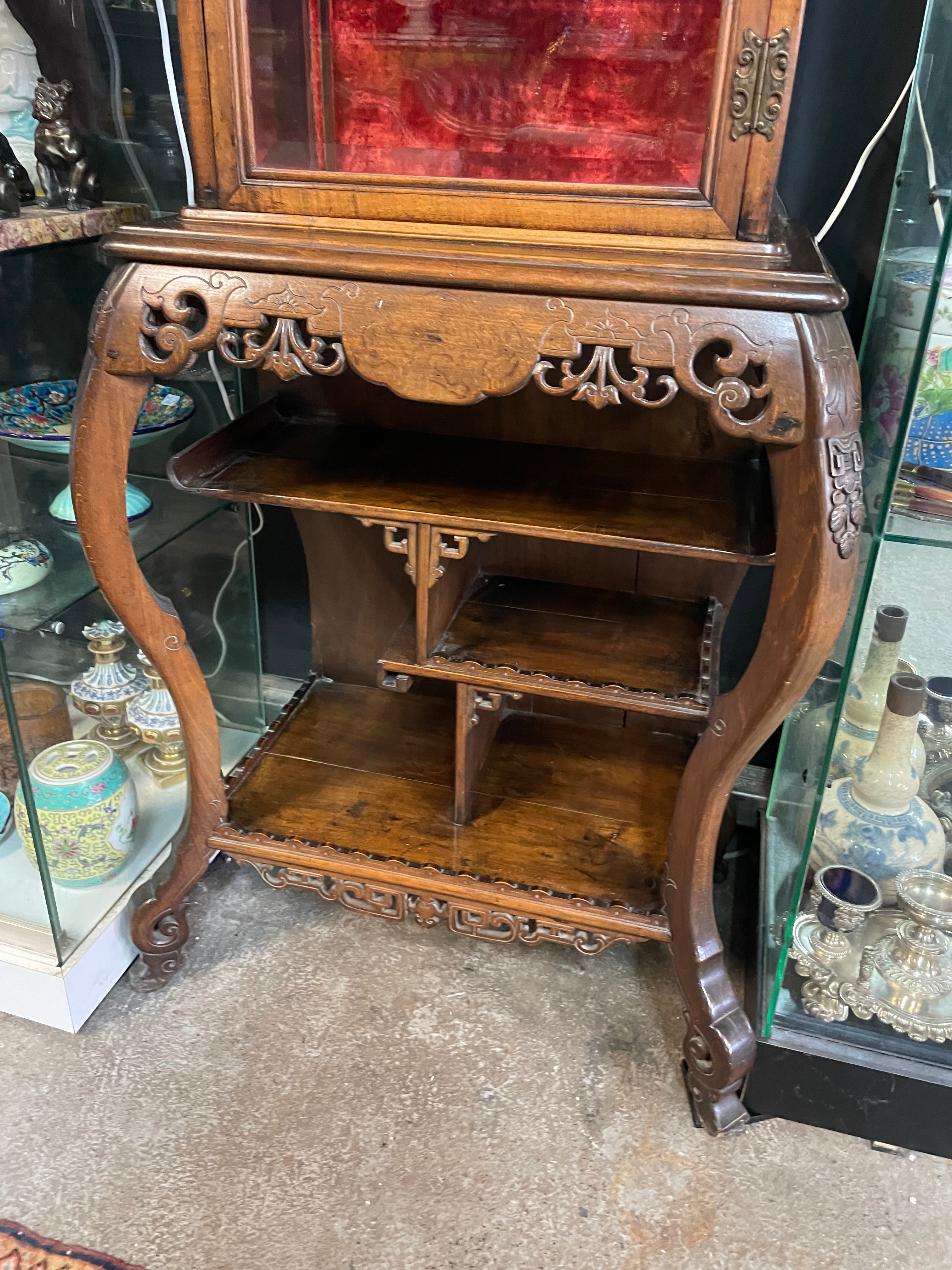 Vitrine chinoisante dans le goût de Viardot ou Perret Vibert