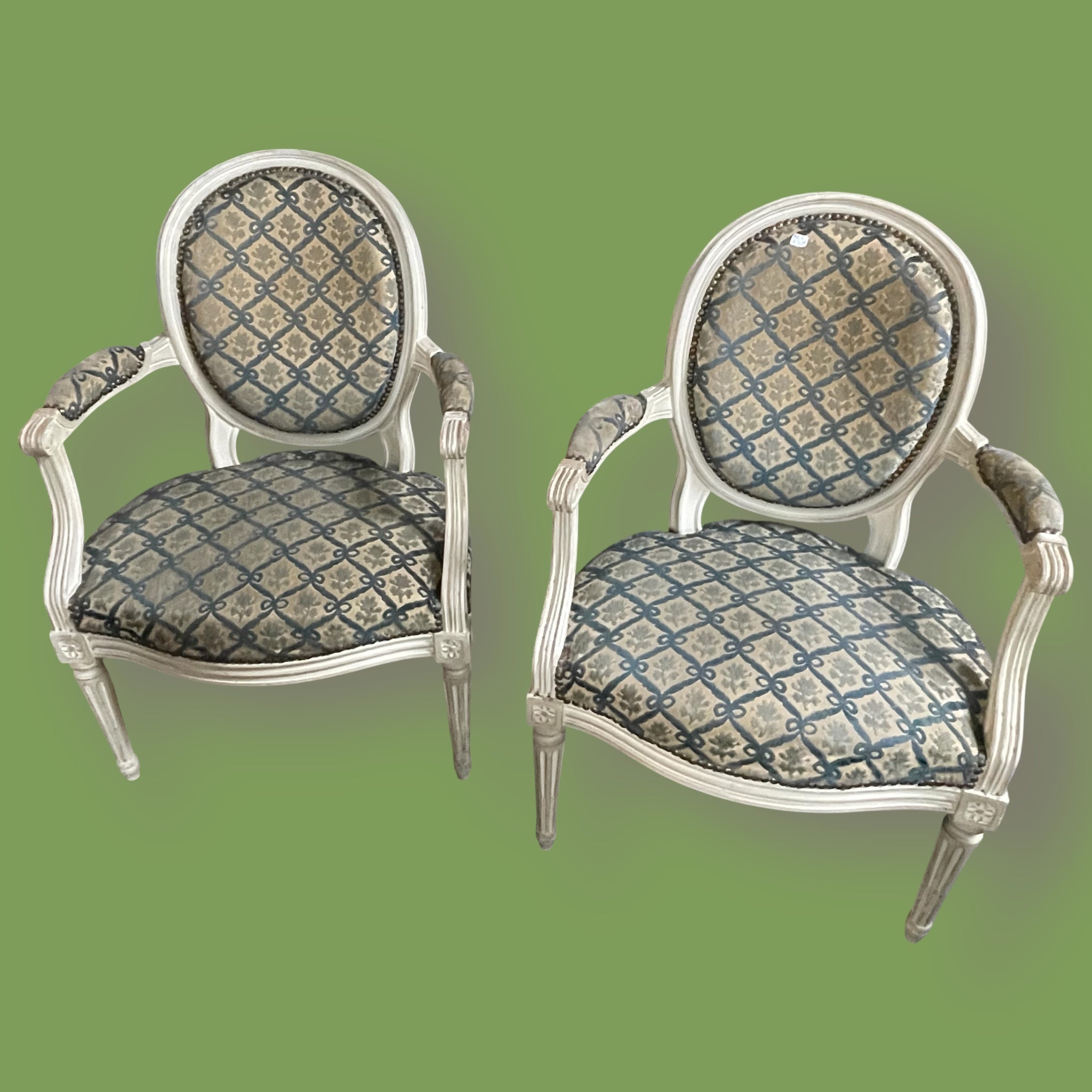 Paire de fauteuils médaillon de style Louis XVI