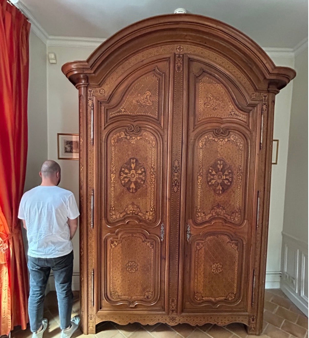 MAGNIFIQUE ARMOIRE EN CHÊNE BLOND ET MARQUETERIE TRAVAIL DE L’EST D’ÉPOQUE DÉBUT XIXÈME