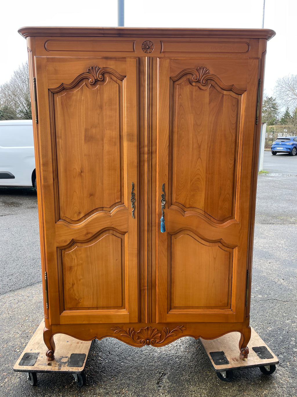 Petite armoire Louis XV en merisier